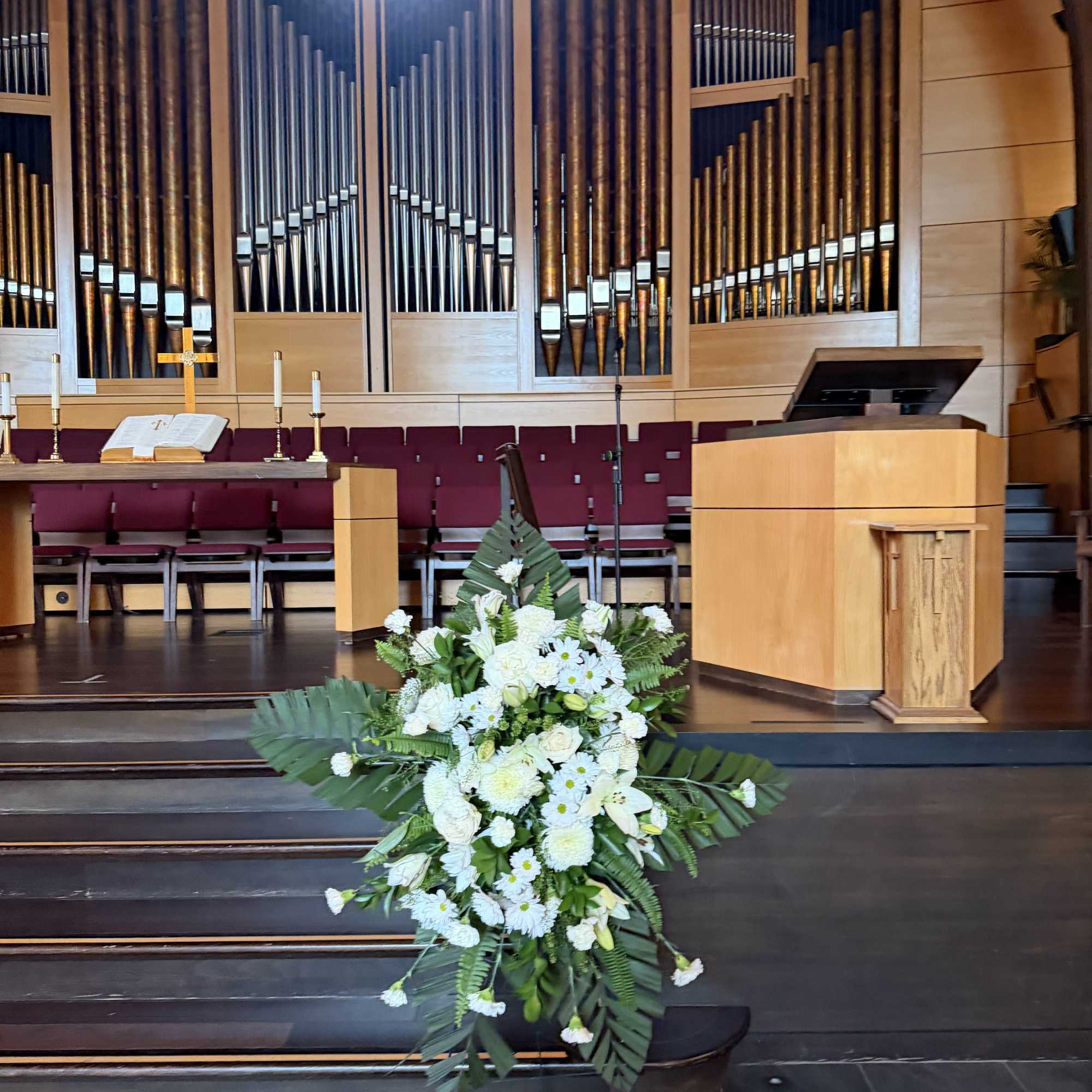 An all white tribute, this funeral spray is pure and tranquil. Featuring