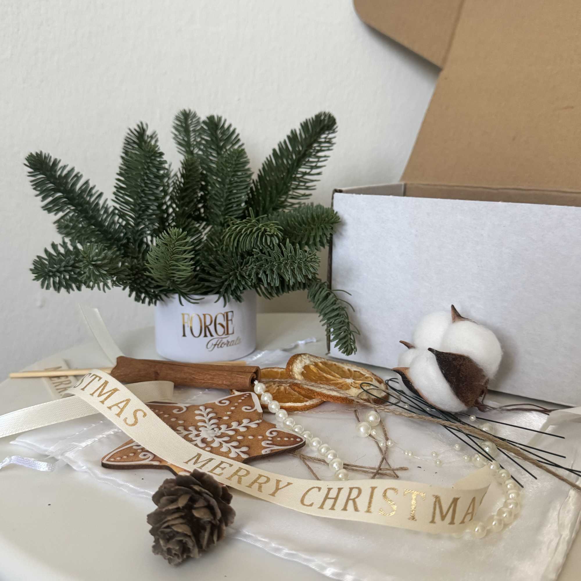 Bring cozy holiday vibes home &mdash; in just 5&ndash;10 minutes. This DIY