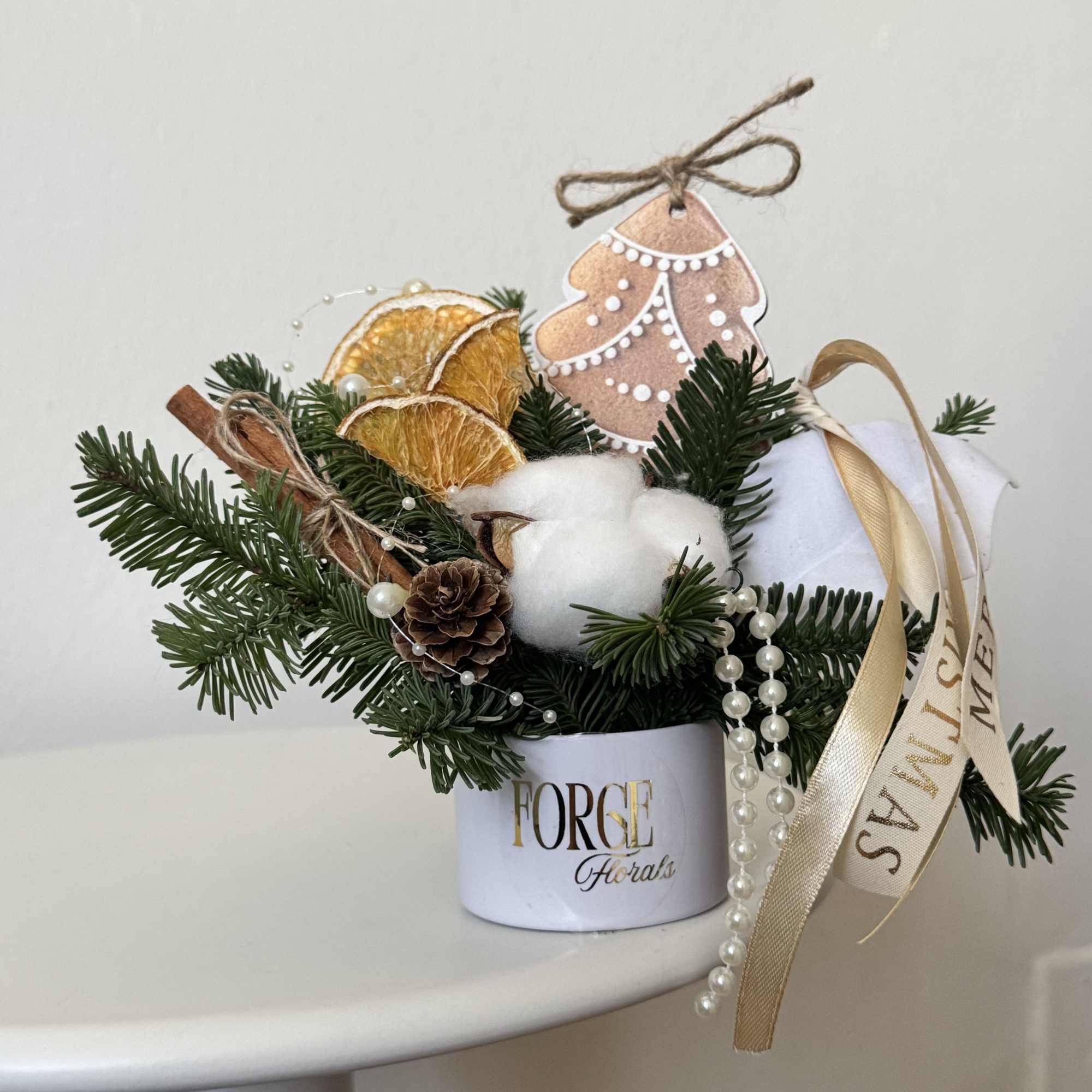 Bring cozy holiday vibes home &mdash; in just 5&ndash;10 minutes. This DIY