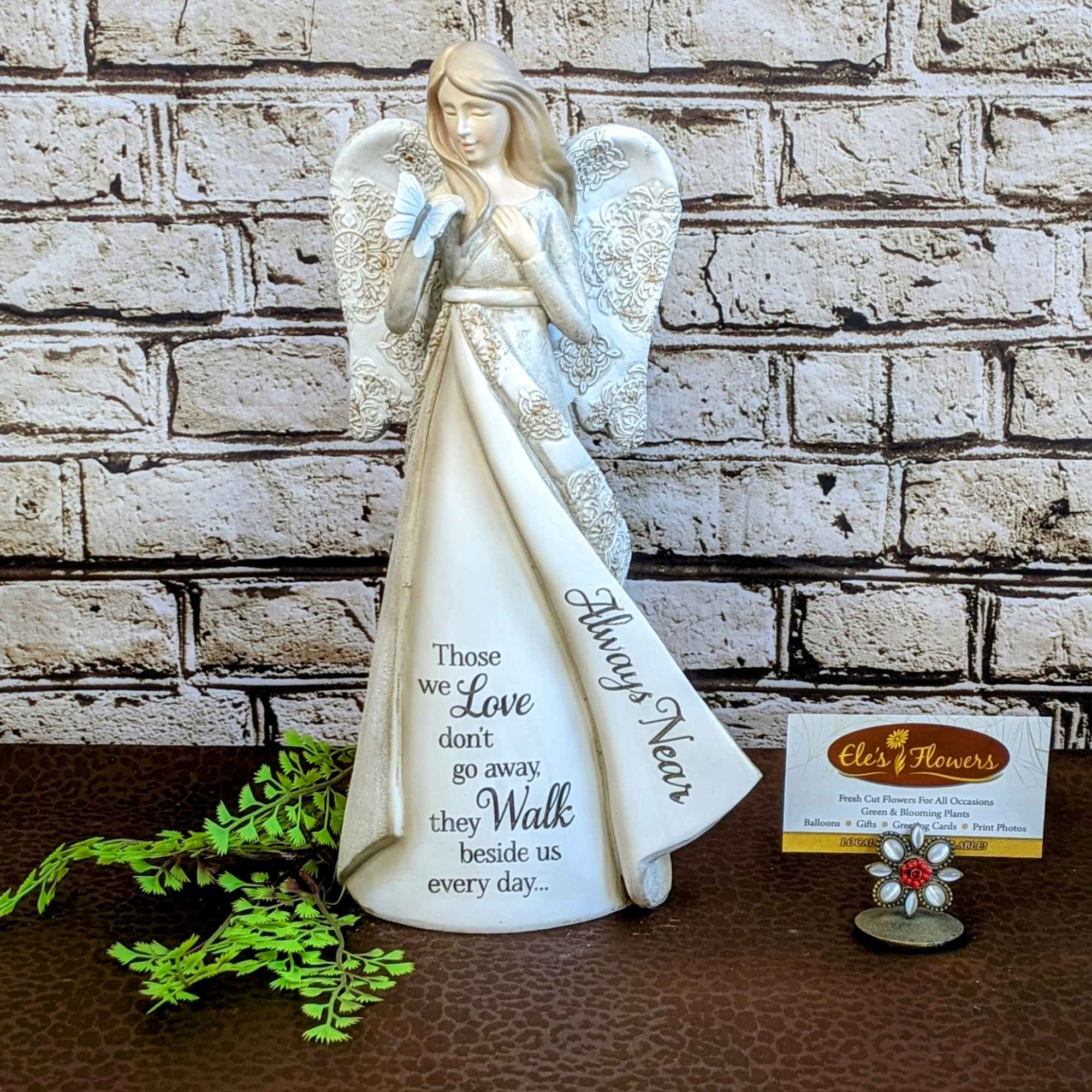 Angel figurine with a memorial message and a small decorative card