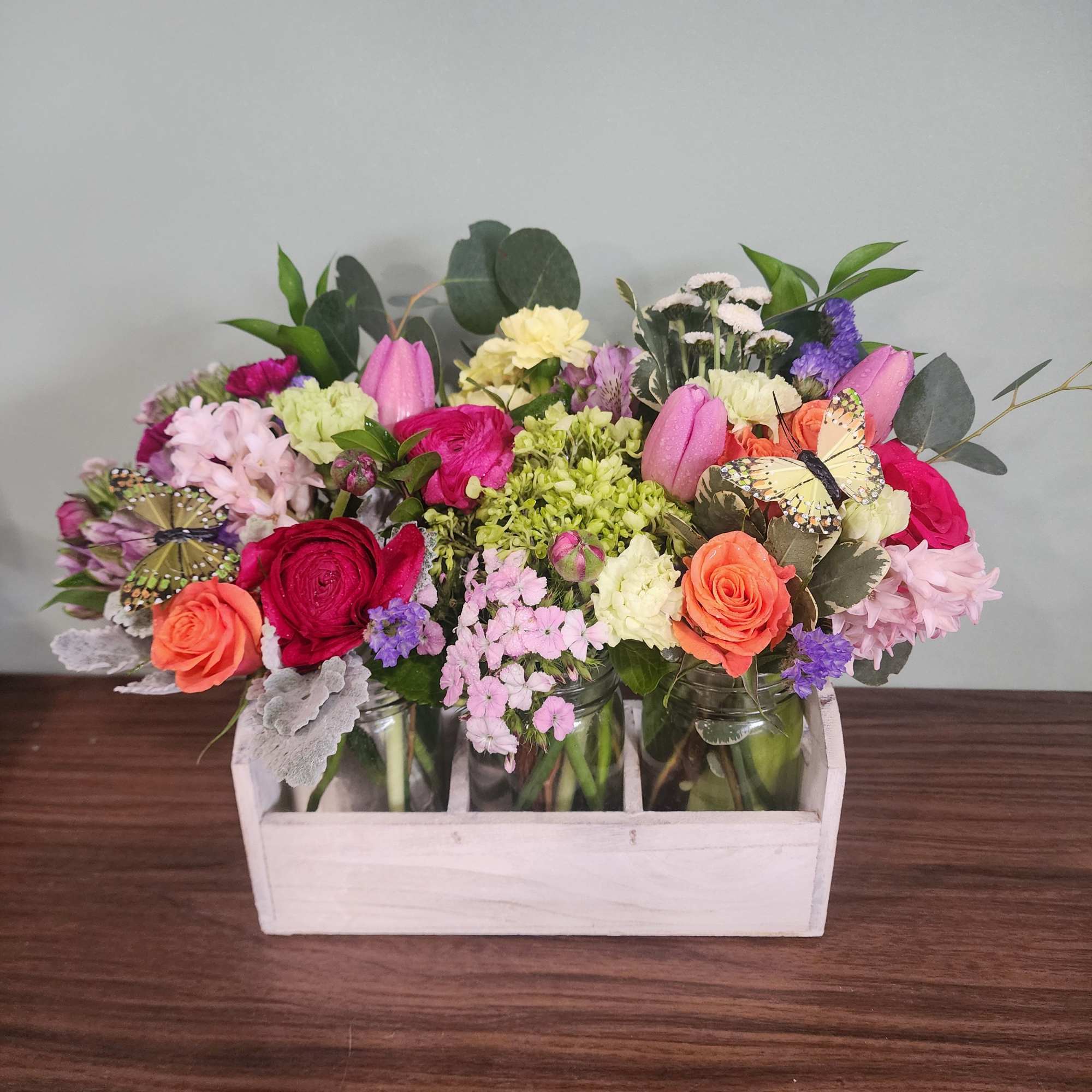 Rustic Mason Jar Flower Caddy &ndash; Fresh Seasonal Floral Arrangement

Bring charm and, photo 3 of 3