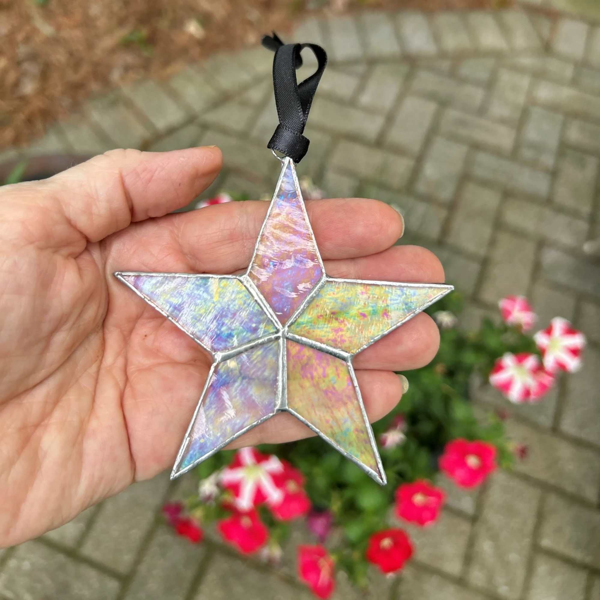 Honor the love that never fades with Pawprint Memories. This beautiful 4"