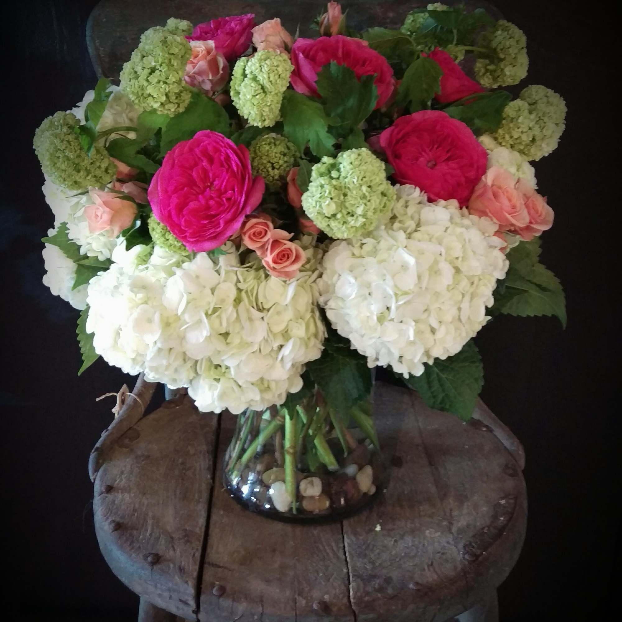 Bouquet of pink roses and white hydrangeas in a glass vase, photo 3 of 3