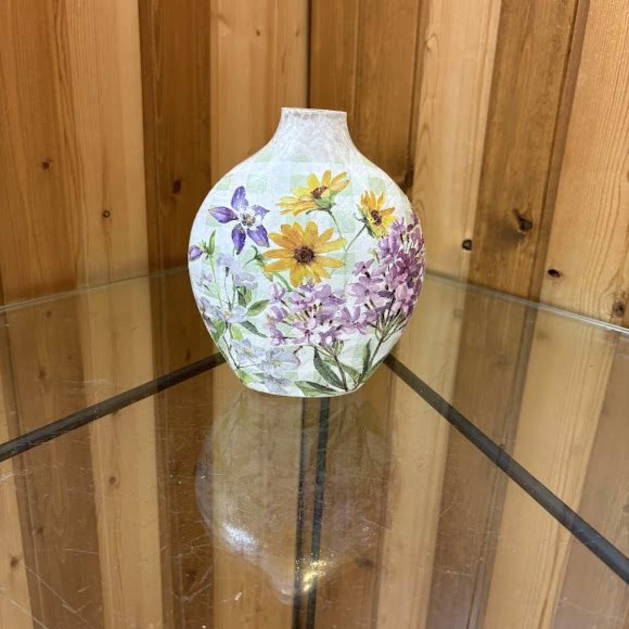 Beautiful Flower Lamp with Purple Lilac &ndash; Radiant Light with Timeless Floral