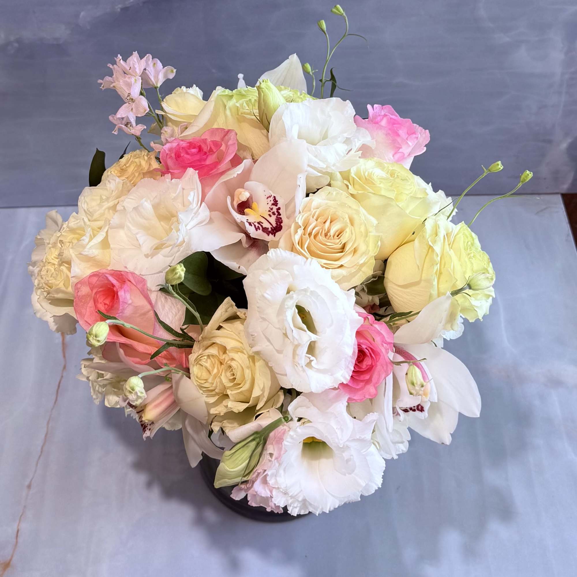 This arrangement feels soft, romantic, and effortlessly elegant. A lush gathering of