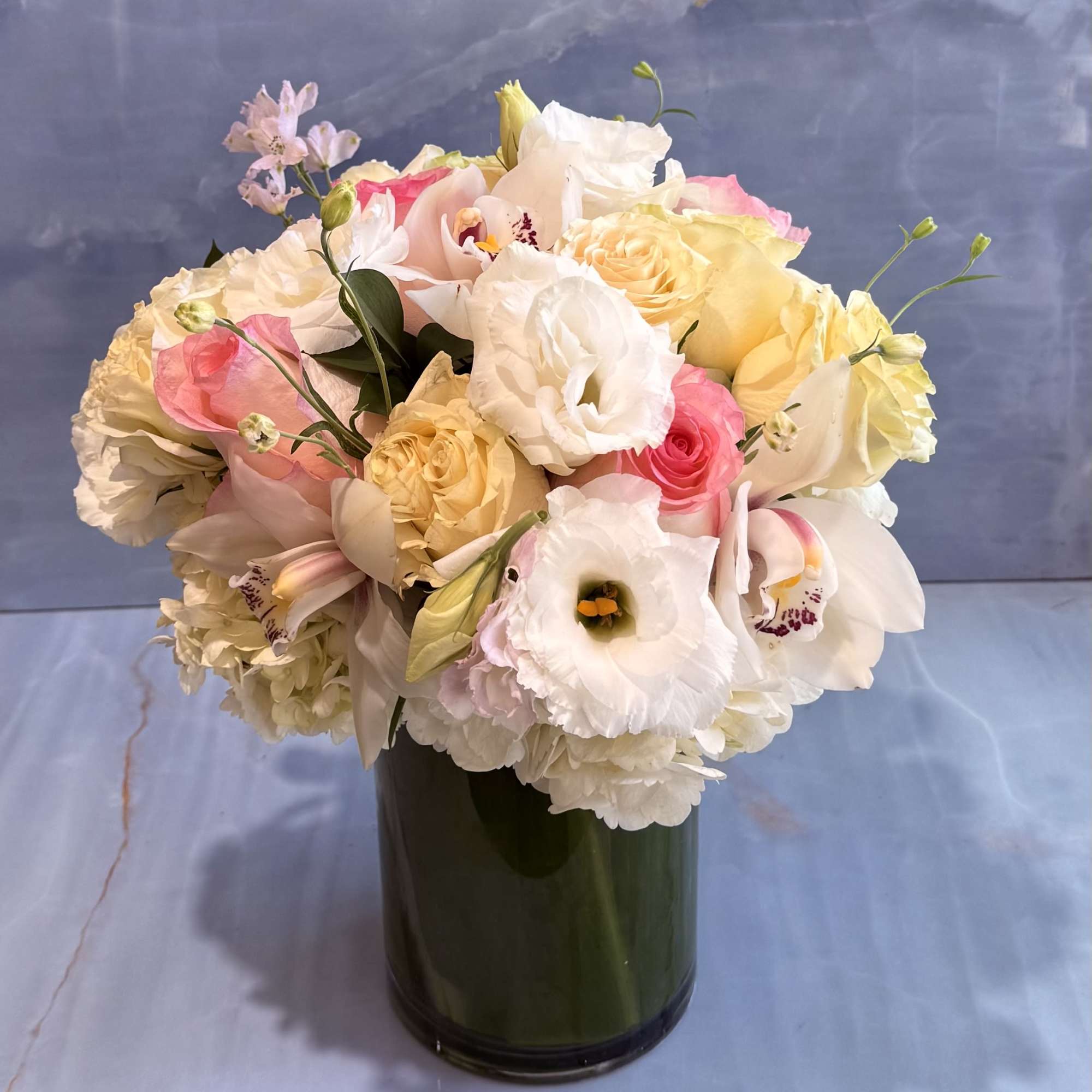 This arrangement feels soft, romantic, and effortlessly elegant. A lush gathering of