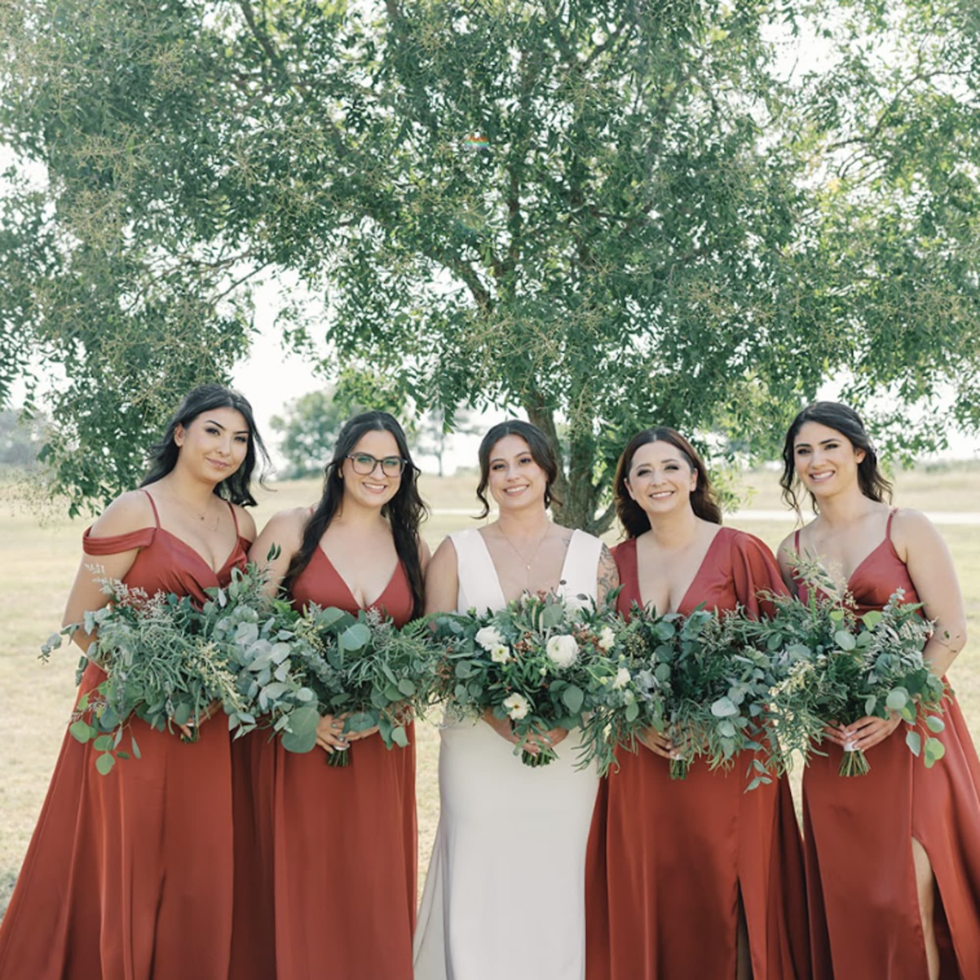 The Signature Bridesmaid Bouquet Collection

Select the perfect size to complement your wedding