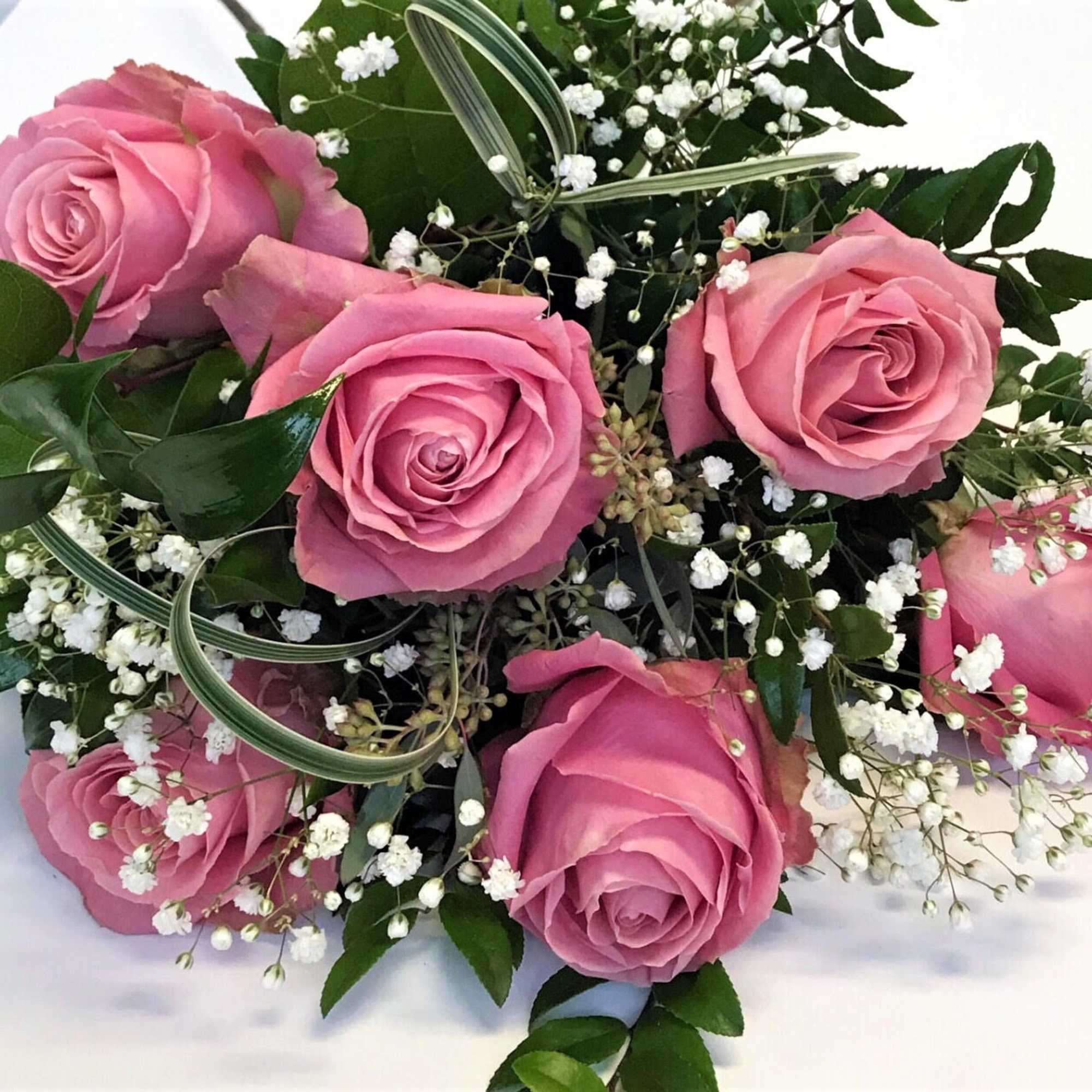 Six beautiful long-stemmed roses in your choice of color with the works.
Please