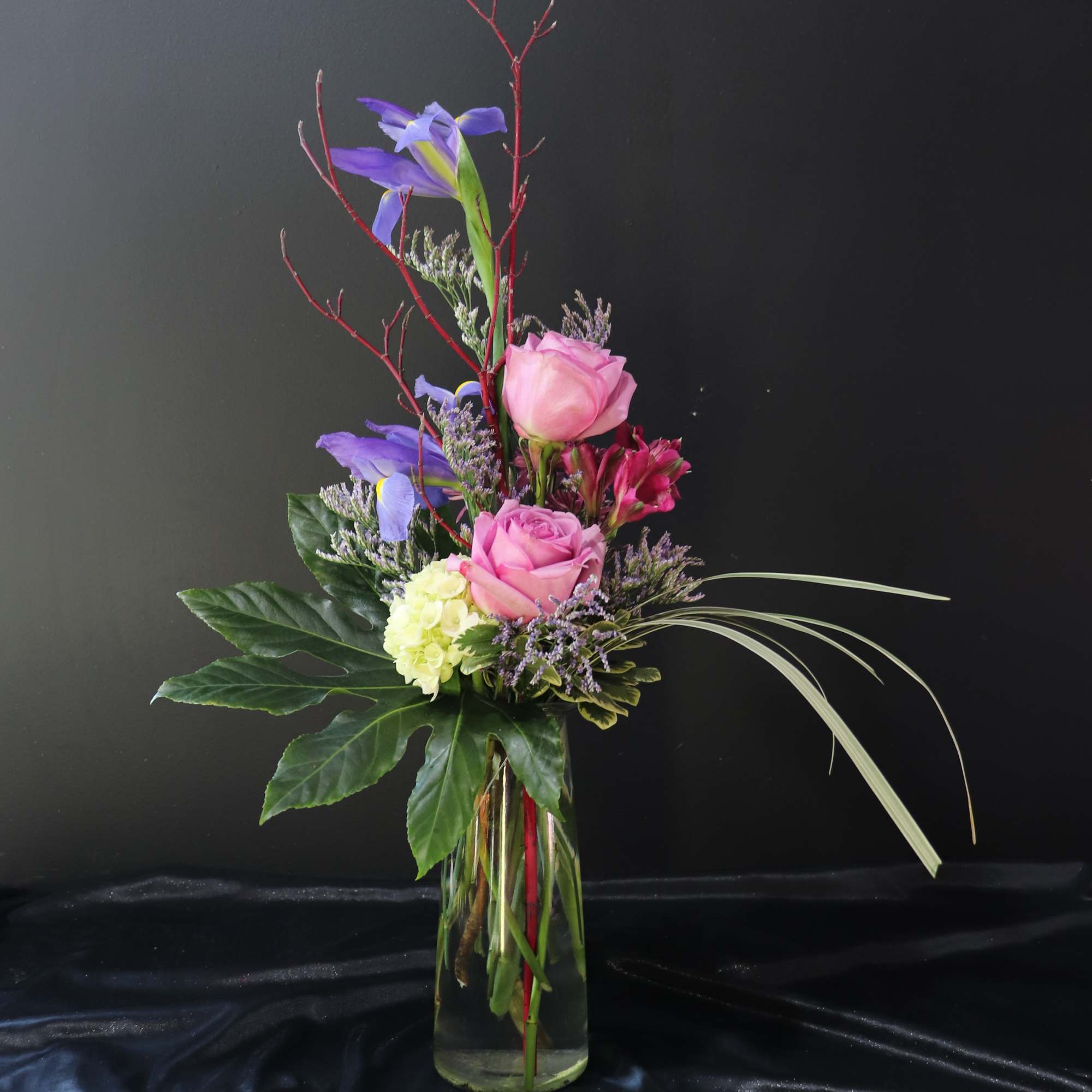 This elegant arrangement is nothing but the definition of bliss with it's