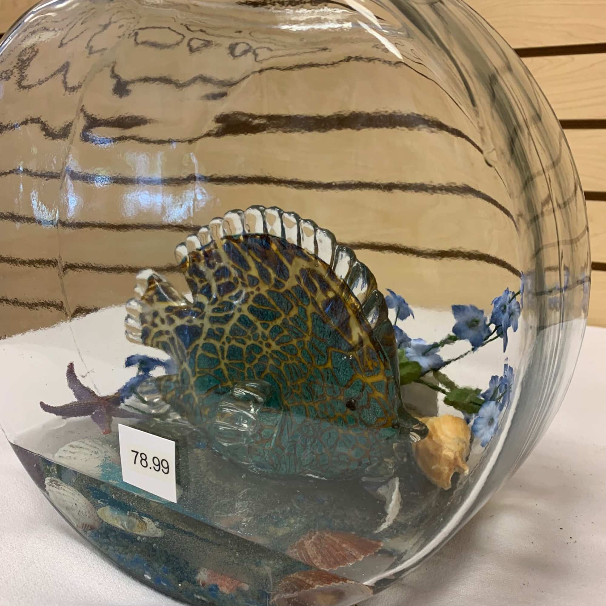 Glass bowl with a decorative fish and small blue flowers