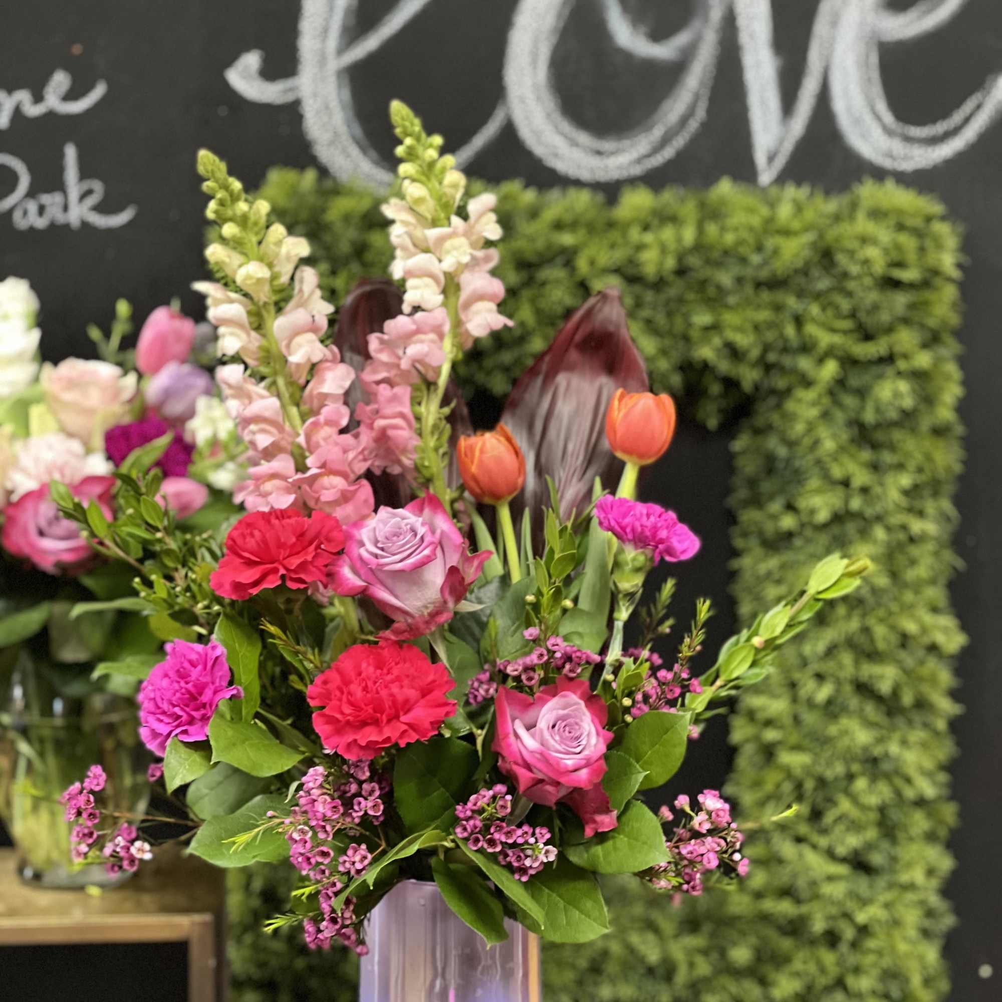 Pink and orange mixed bouquet in a glass vase, photo 4 of 4