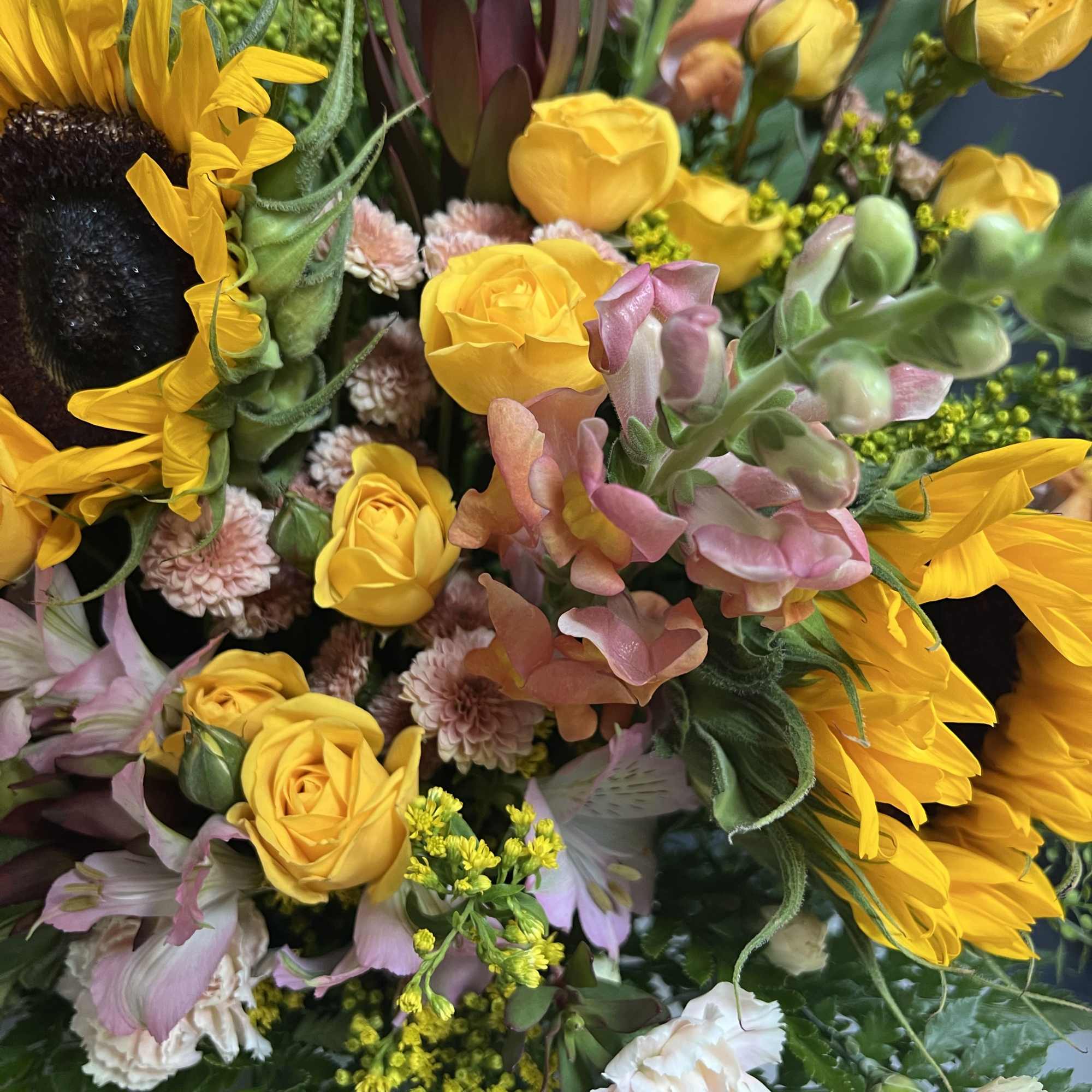 Mixed bouquet with yellow roses and sunflowers