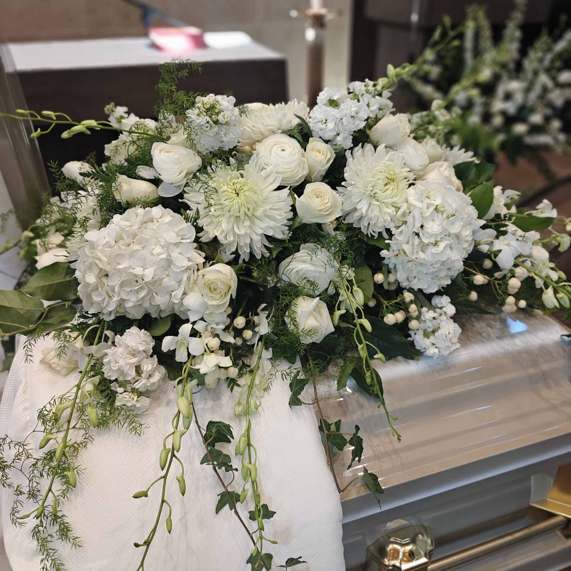This price point is for Designer's Choice of flowers, using premium flowers.