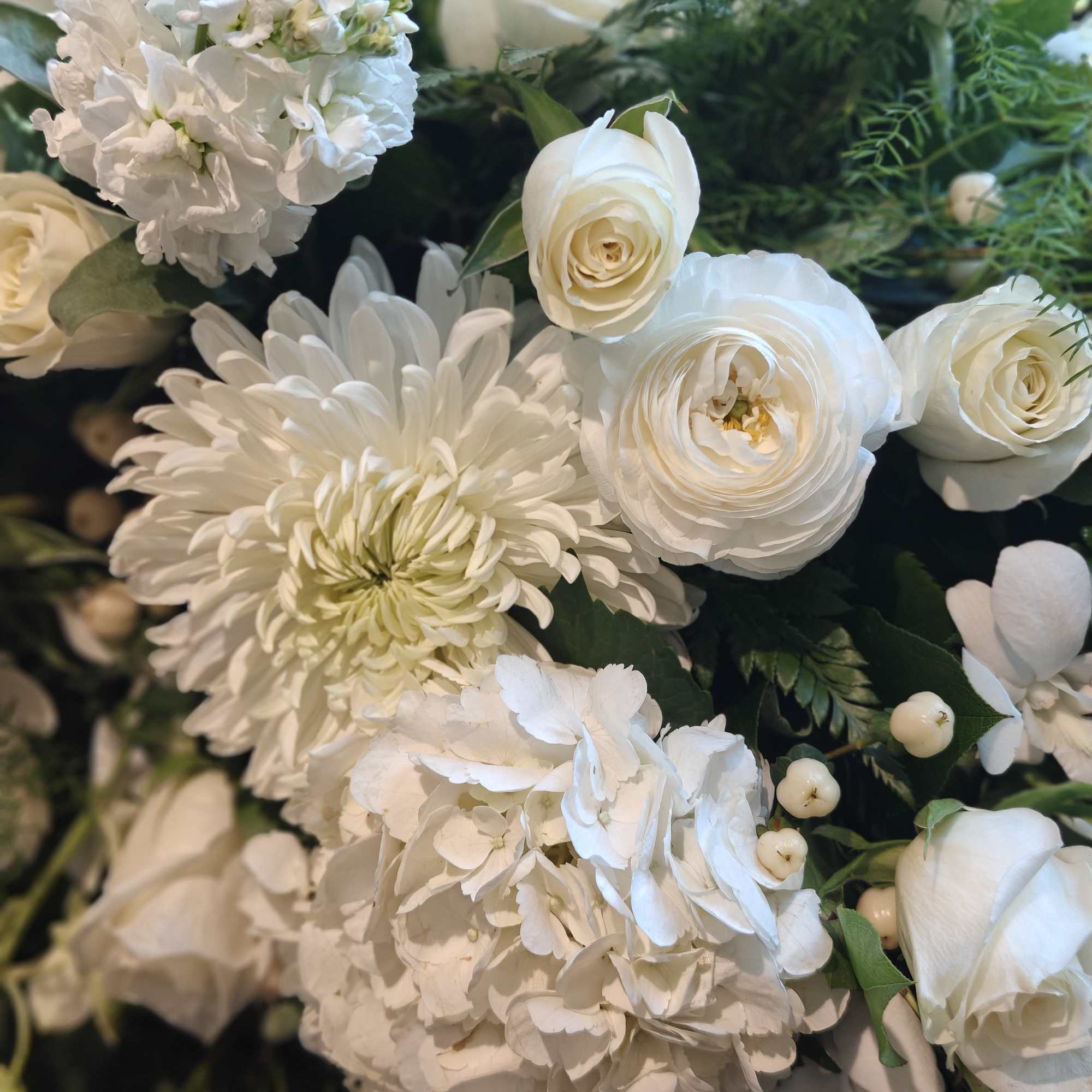 This price point is for Designer's Choice of flowers, using premium flowers.