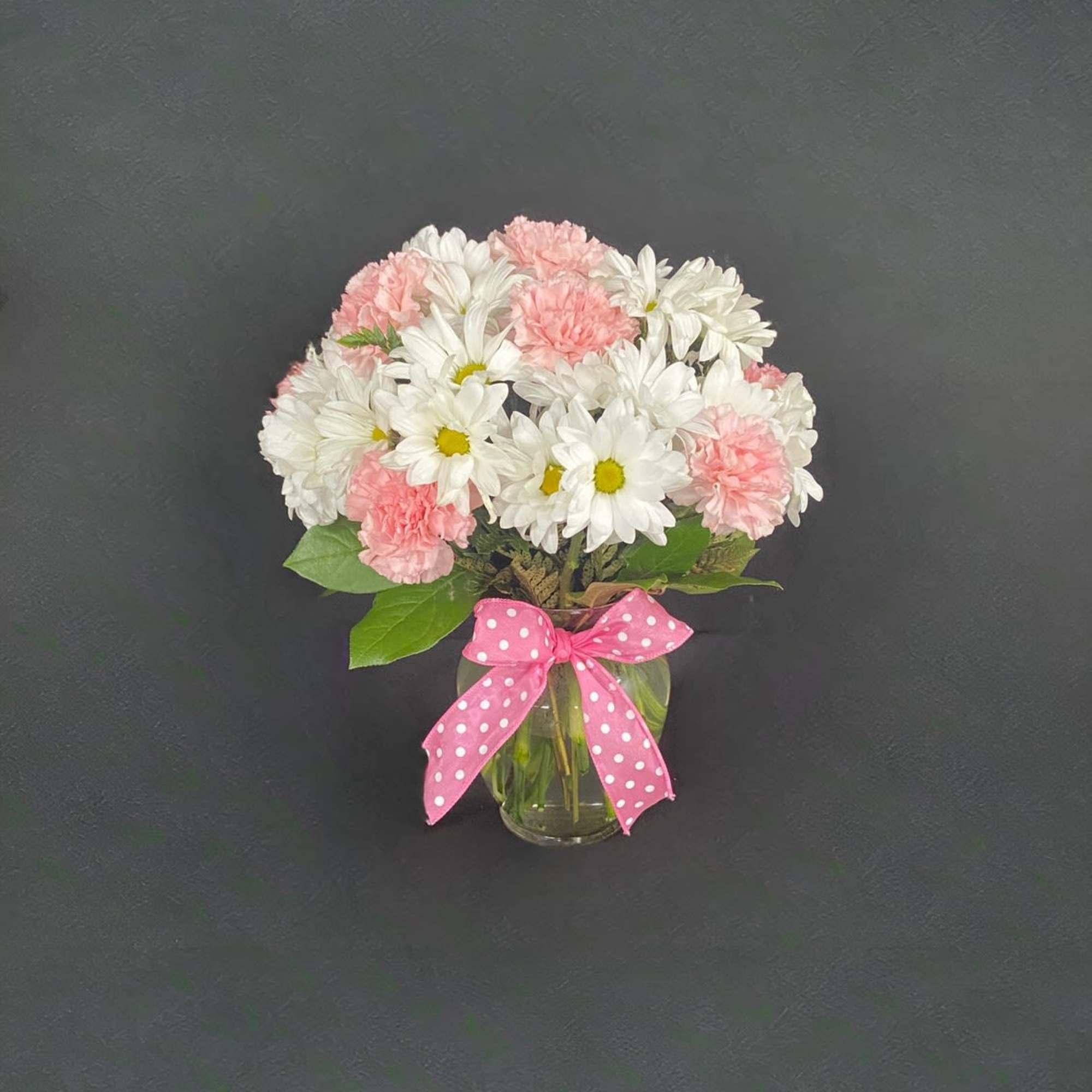 An eye-catching bouquet of pink roses (deluxe &amp; premium sizes), pink carnations