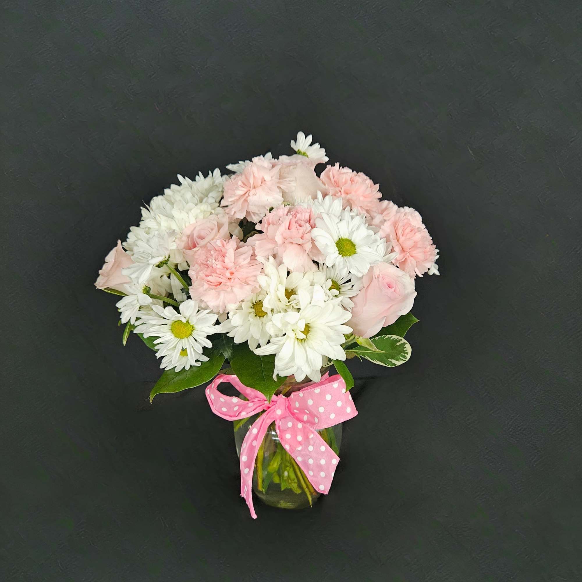 An eye-catching bouquet of pink roses (deluxe &amp; premium sizes), pink carnations