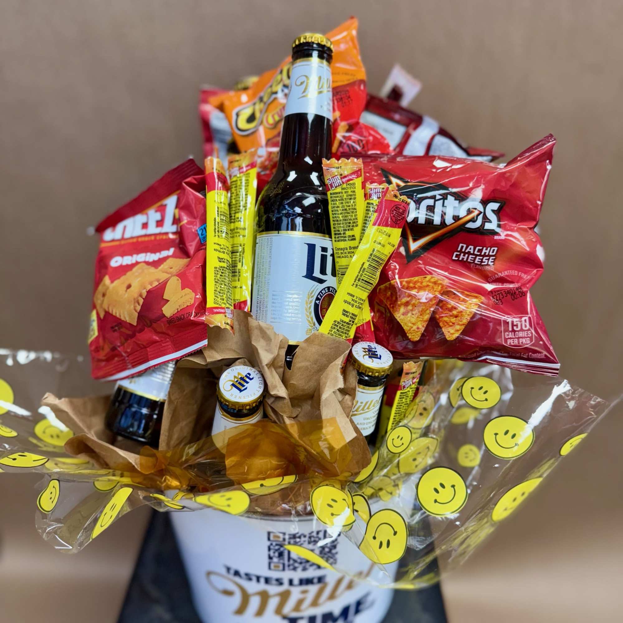 Snack bouquet with beer bottles and chips in a white container