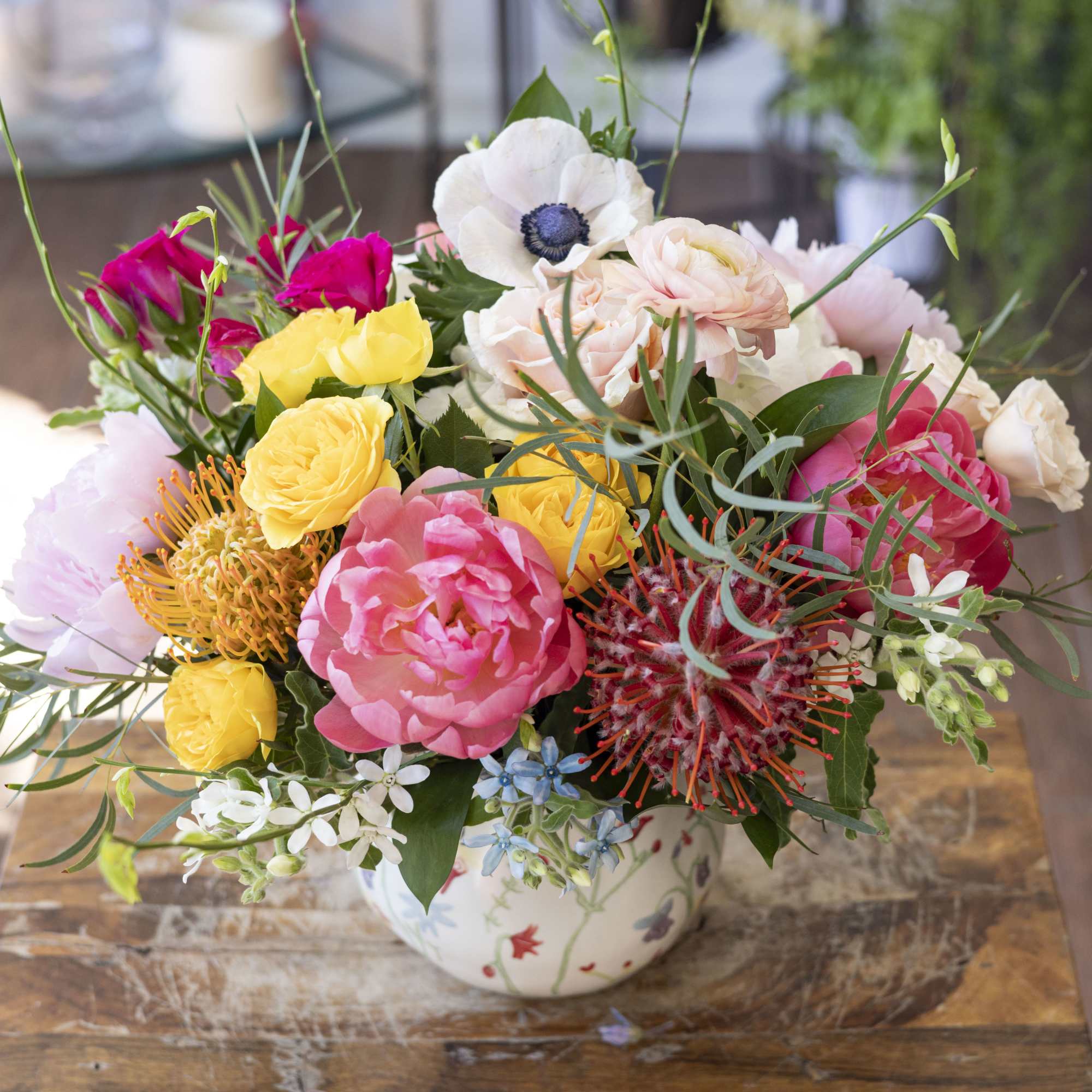 Spring arrangement in a springy ceramic vase.