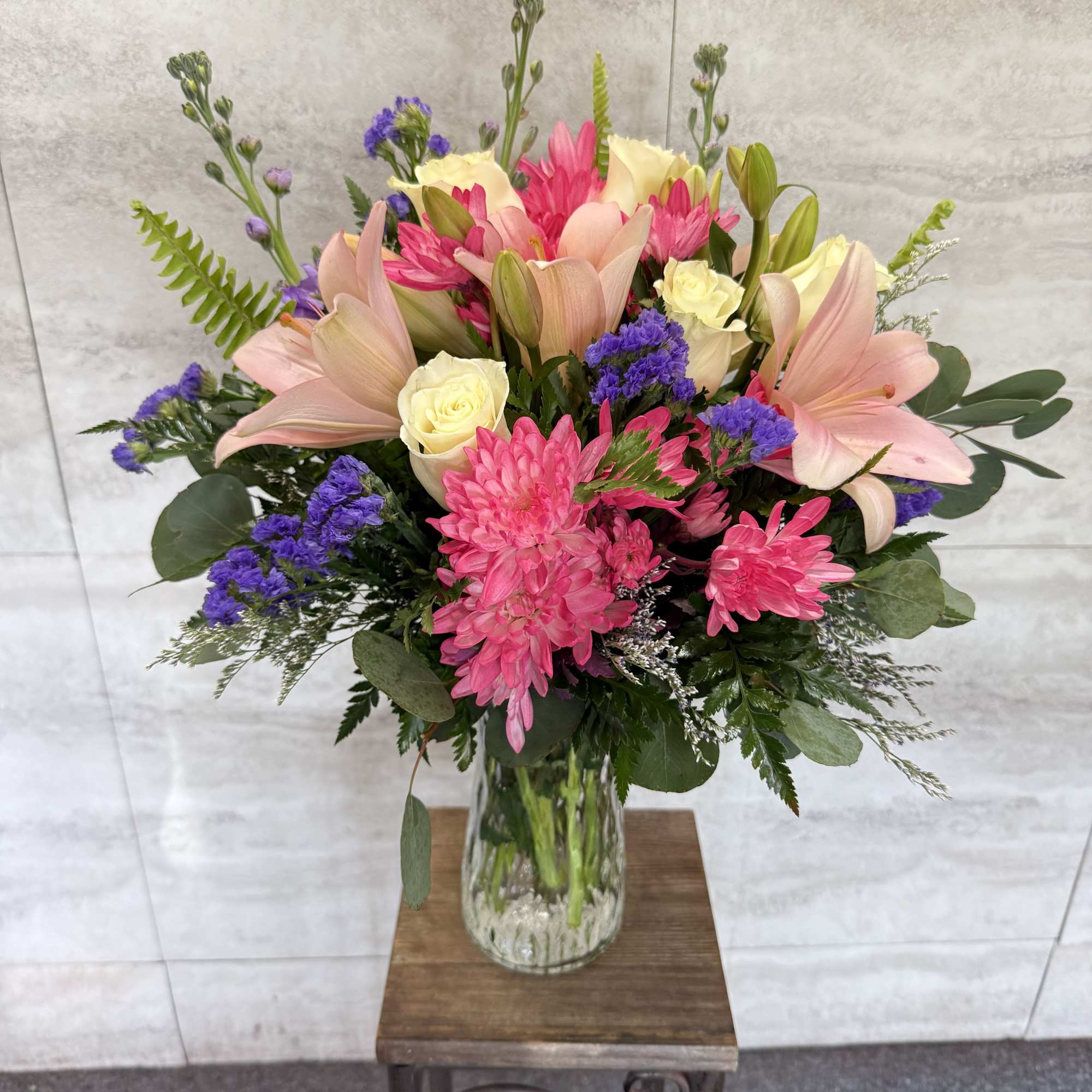 (ALL-ROUND) This vibrant and lush floral arrangement features a mix of soft