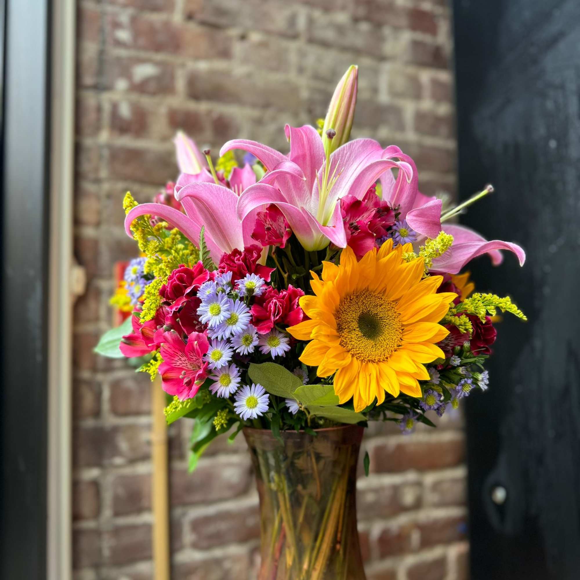 Sunflowers arrangement, it has 8 sunflowers with some greenery.Beautiful Sunflower arrangement to, photo 2 of 3
