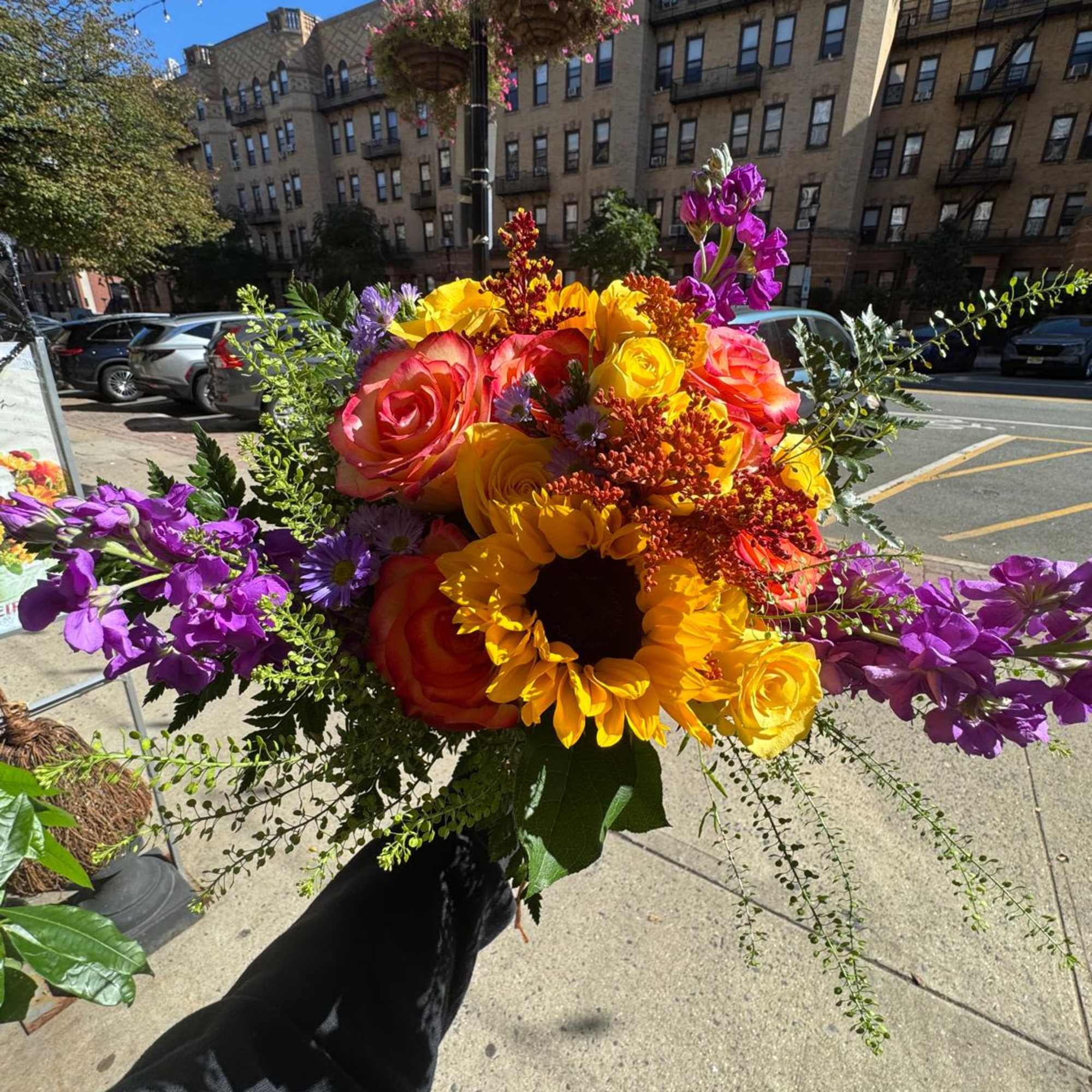 Fall Blooms es un bouquet inspirado en la belleza de la temporada, photo 2 of 2