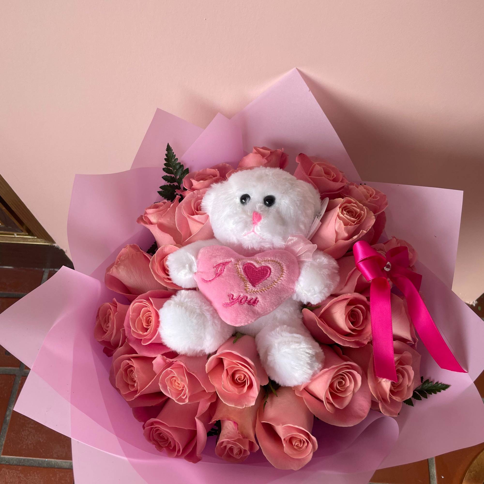 Beautiful bouquet of 25 roses and a teddy bear, ideal for pampering