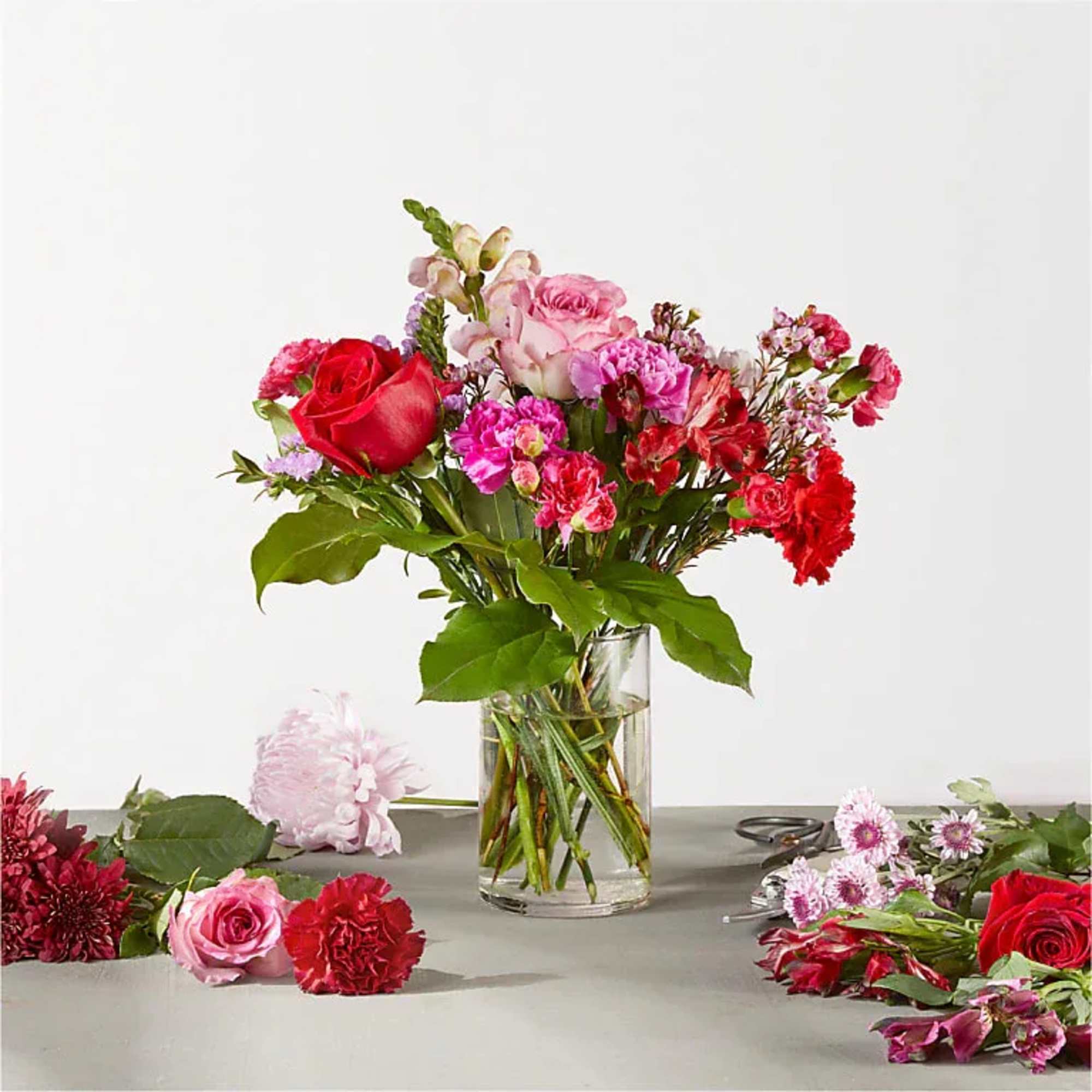 Bouquet of red and pink flowers in a clear glass vase