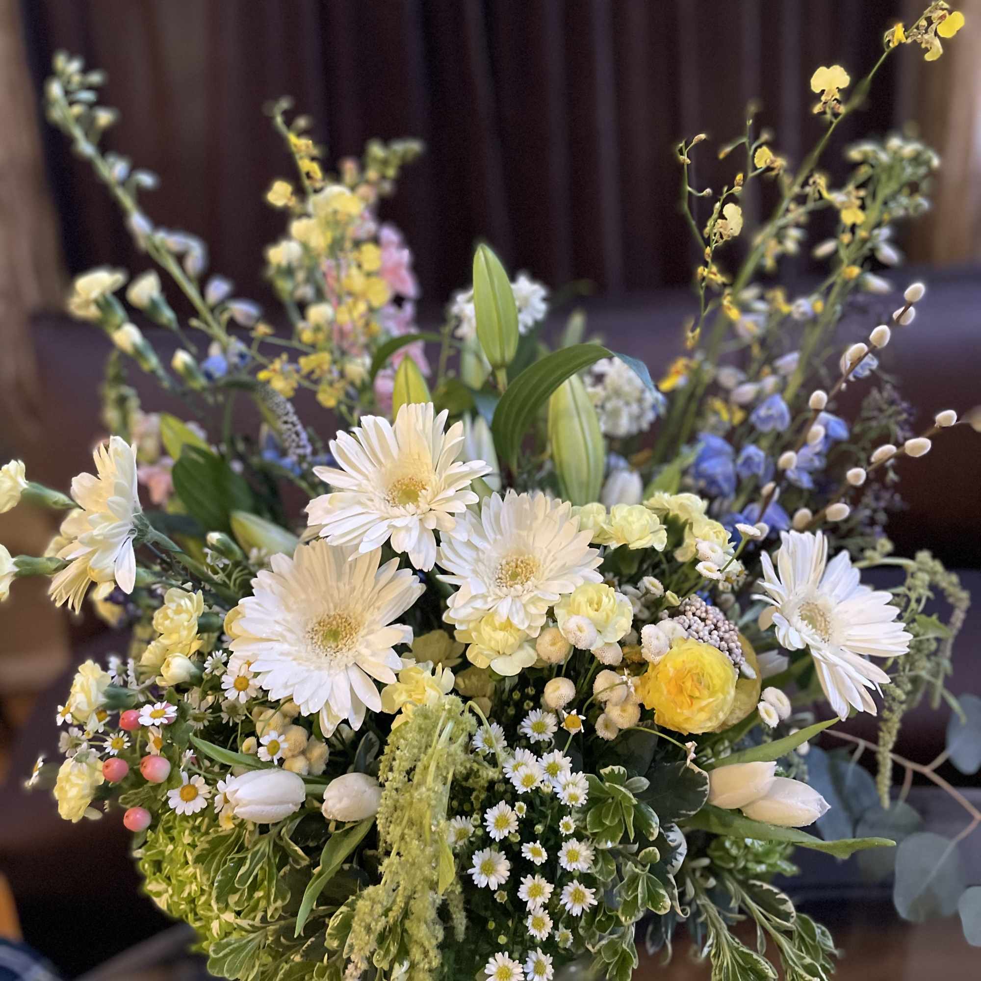Mixed bouquet of white and yellow flowers in a glass vase, photo 2 of 2
