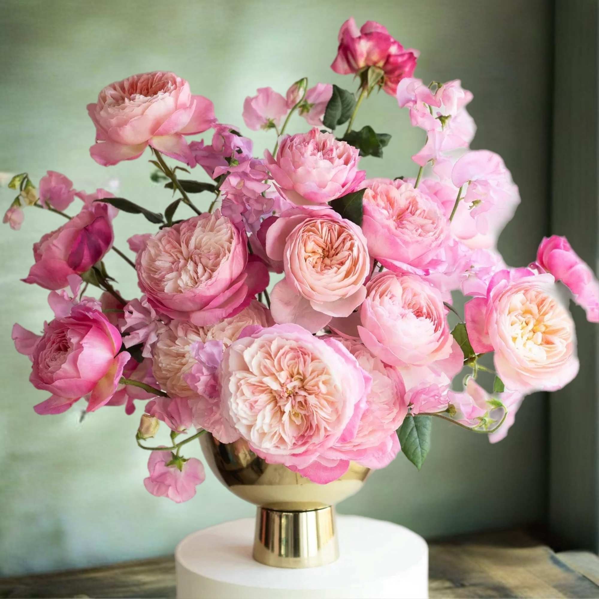 Pink roses arranged in a gold vase, photo 3 of 4