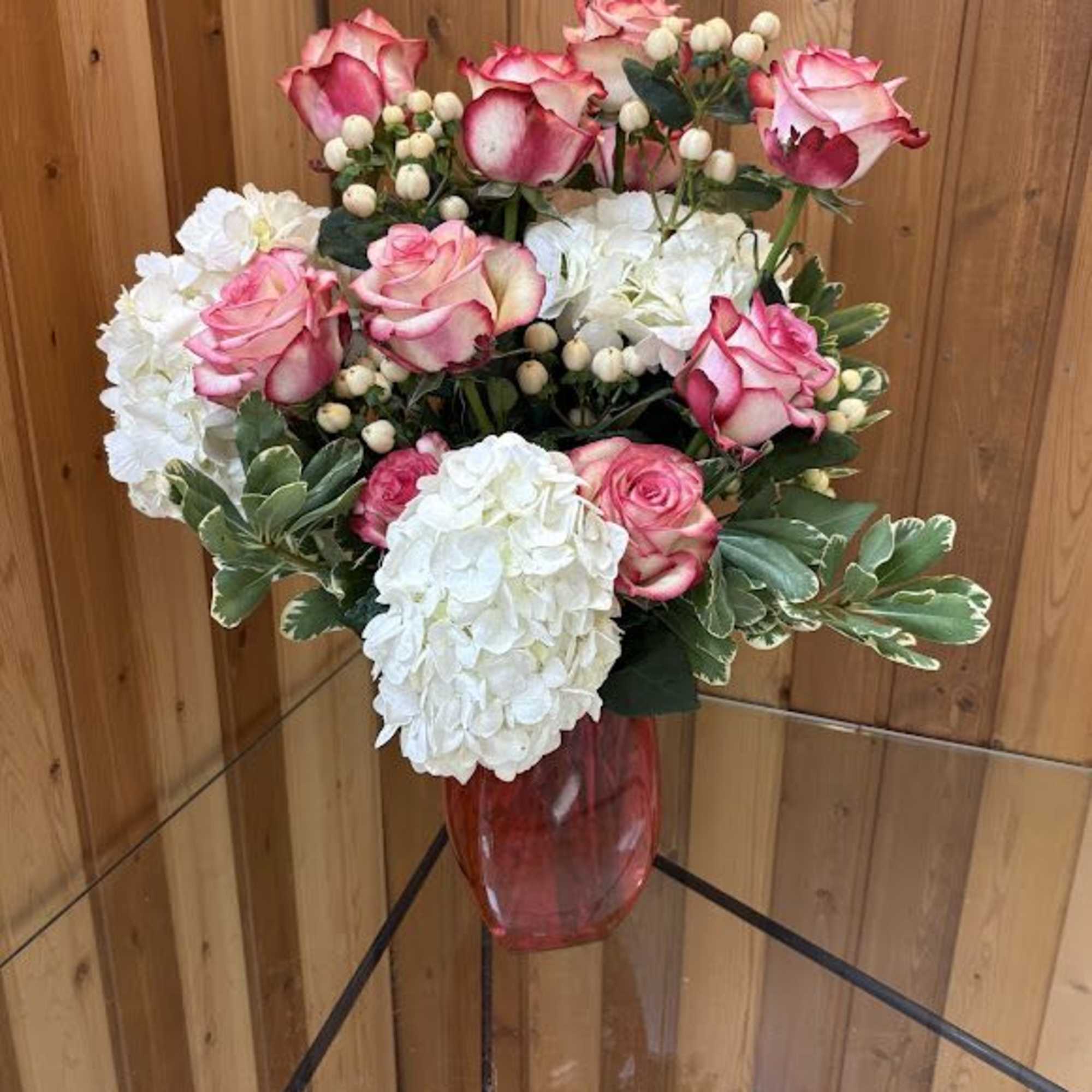 Classy Bouquet &ndash; Fresh Roses &amp; Hydrangeas in a Vase

Elevate any occasion