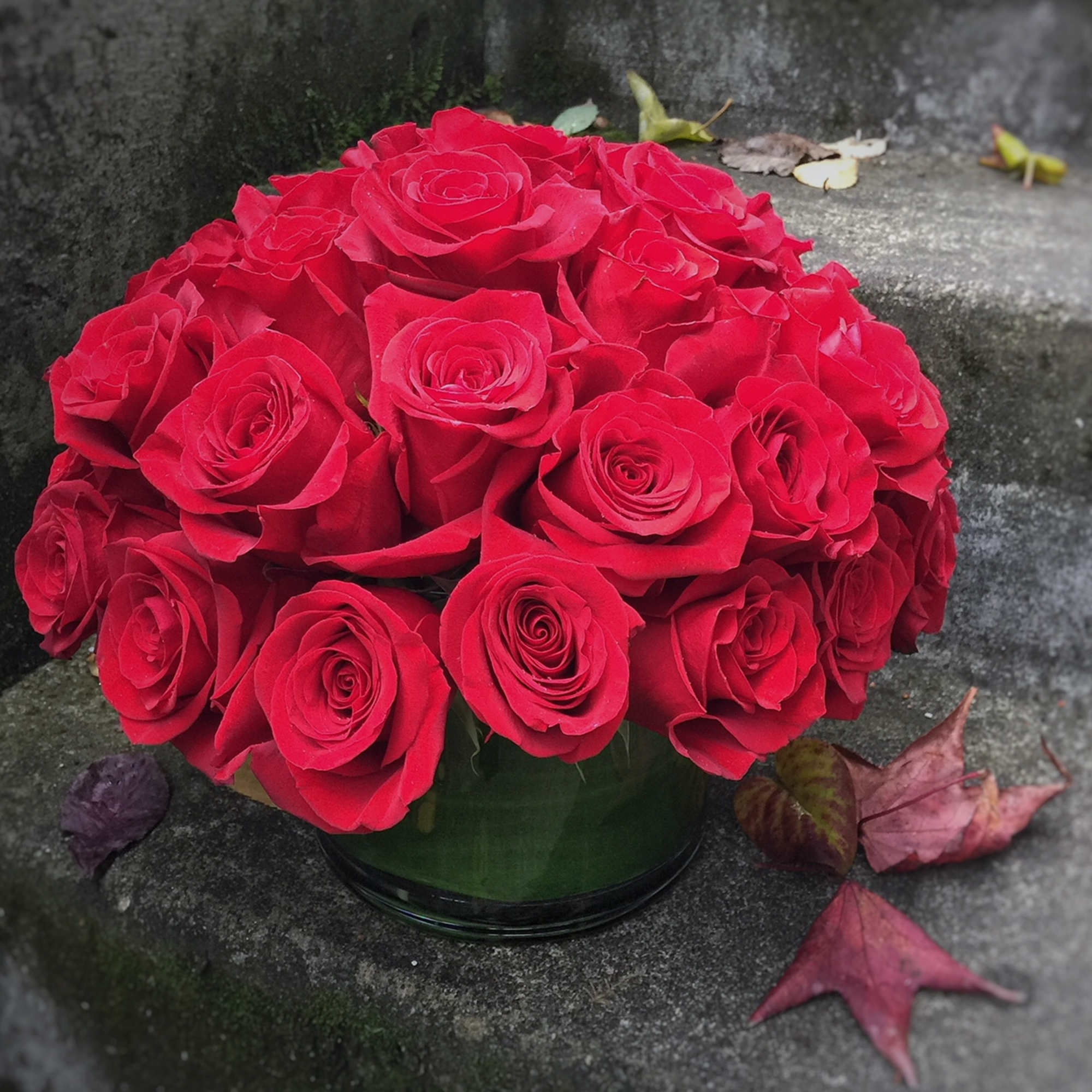 Bouquet of red roses in a glass vase