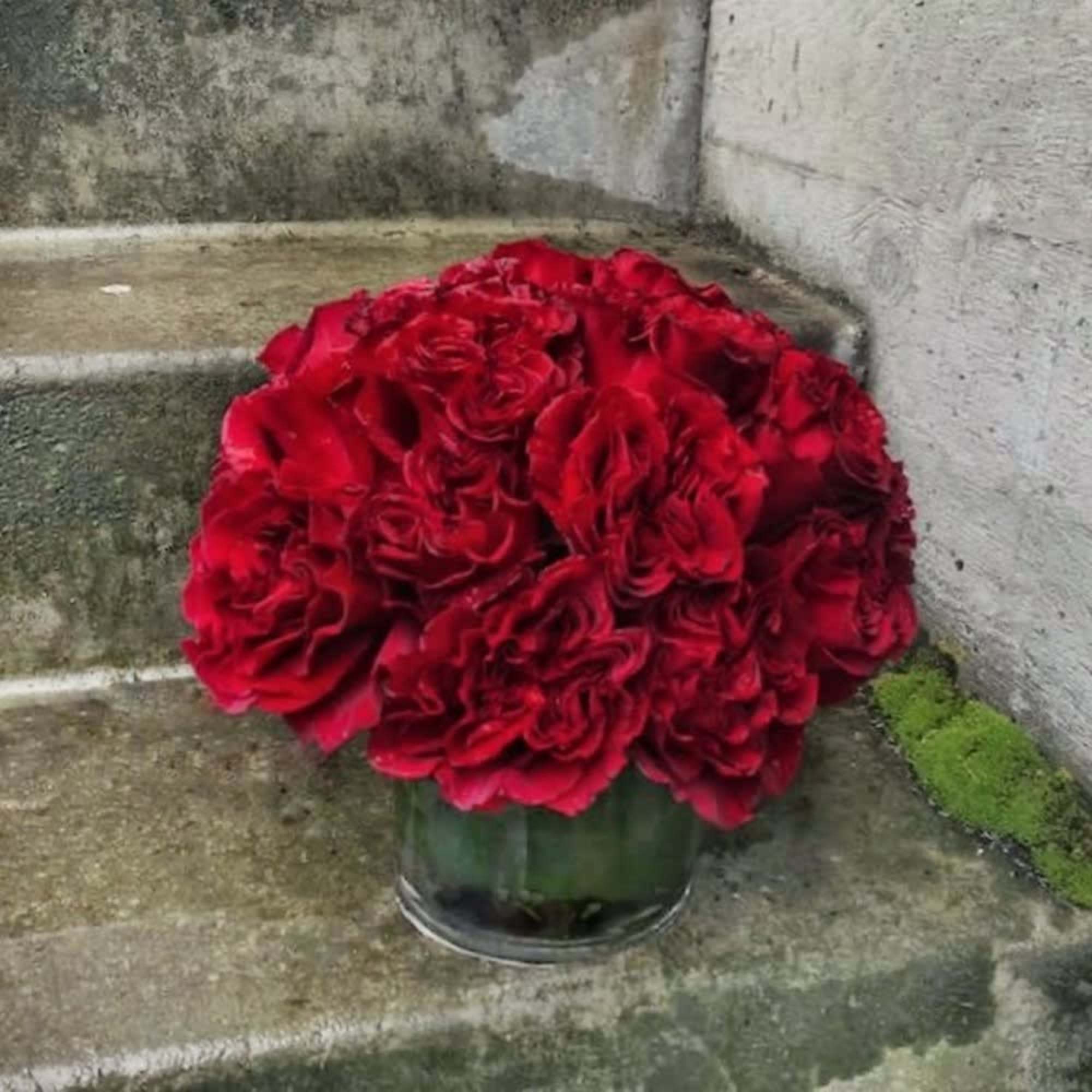 Red rose bouquet in a clear glass vase