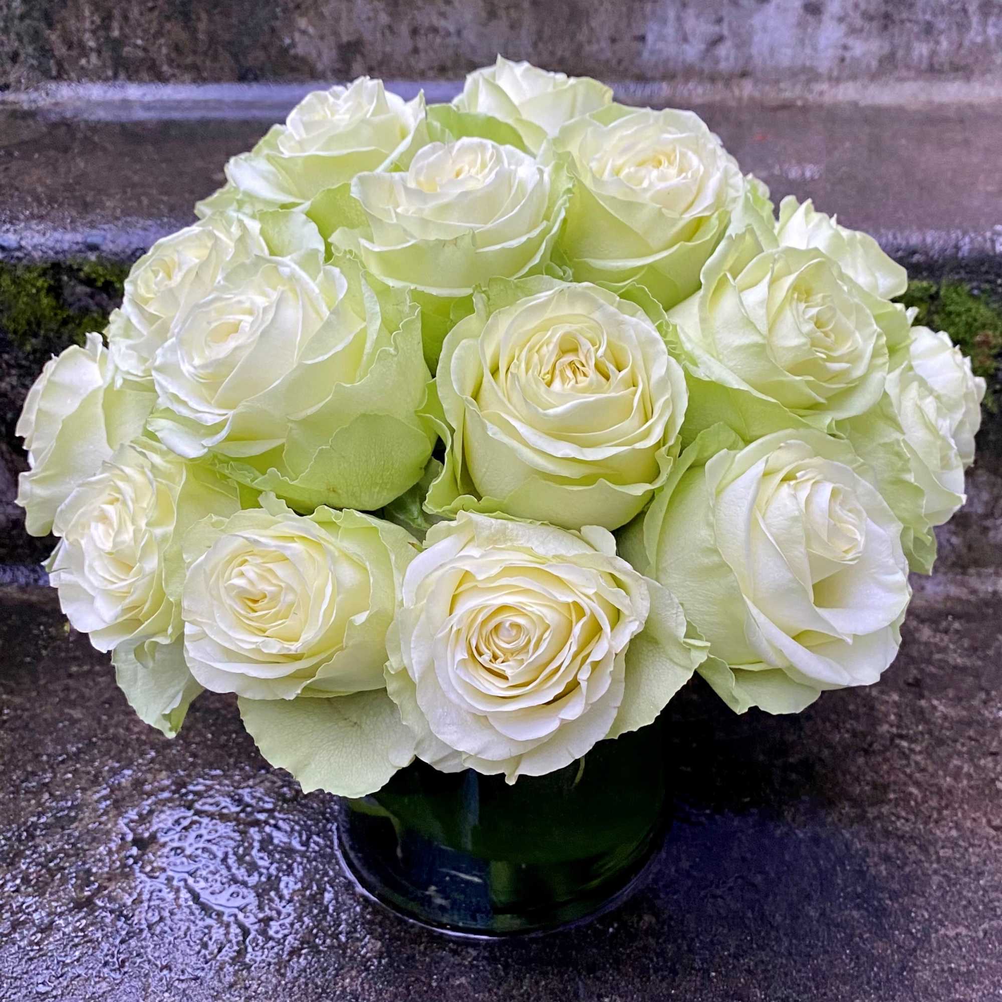 Bouquet of white roses in a dark glass vase, photo 3 of 7