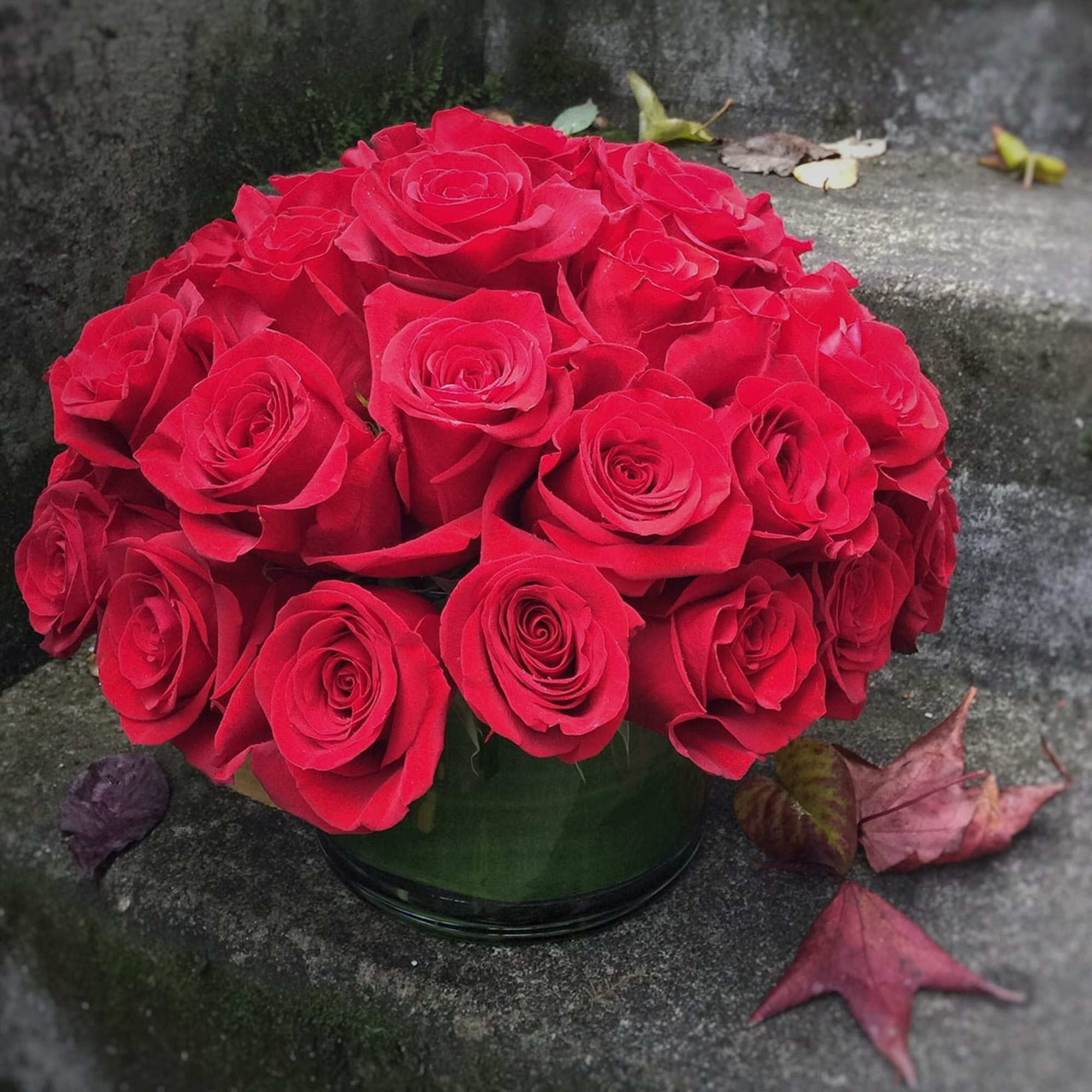 Bouquet of red roses in a glass vase