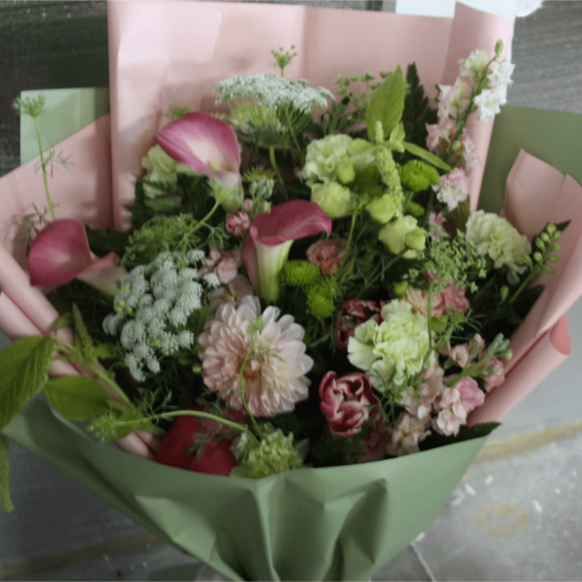 the magic is created by an 
extravagant and lush 
choice of bloom