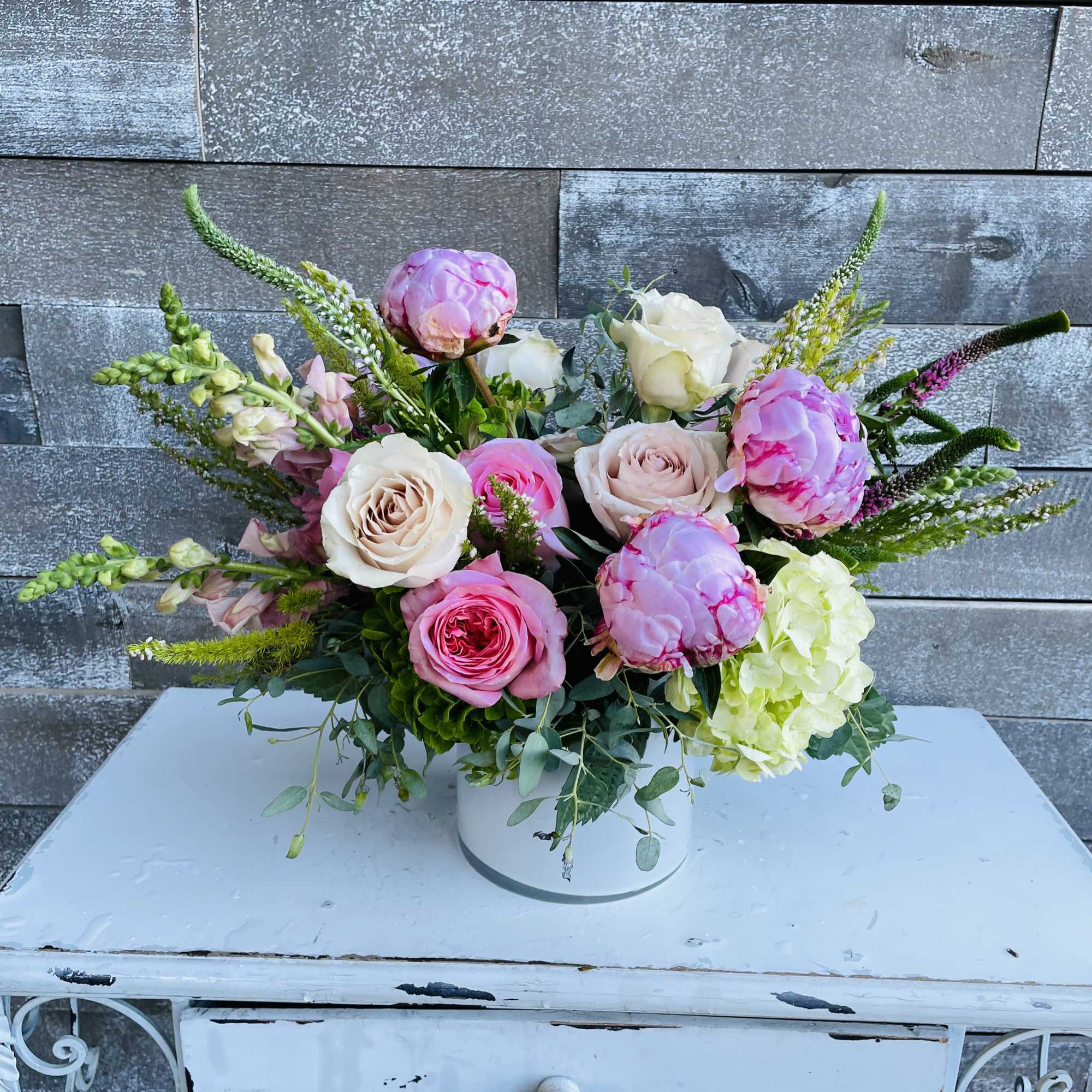 Pink and white roses with hydrangea in a white vase, photo 3 of 3