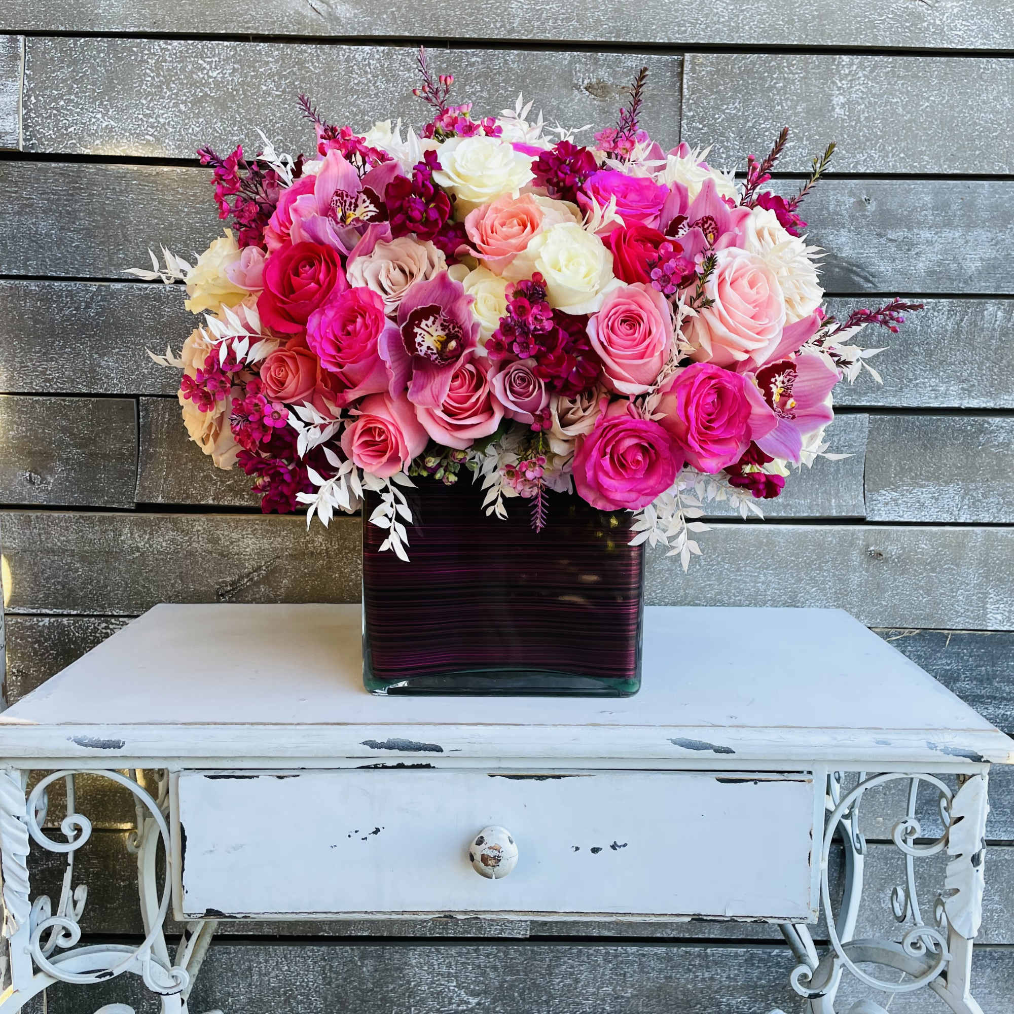 Pink and white rose bouquet in a square glass vase, photo 2 of 6