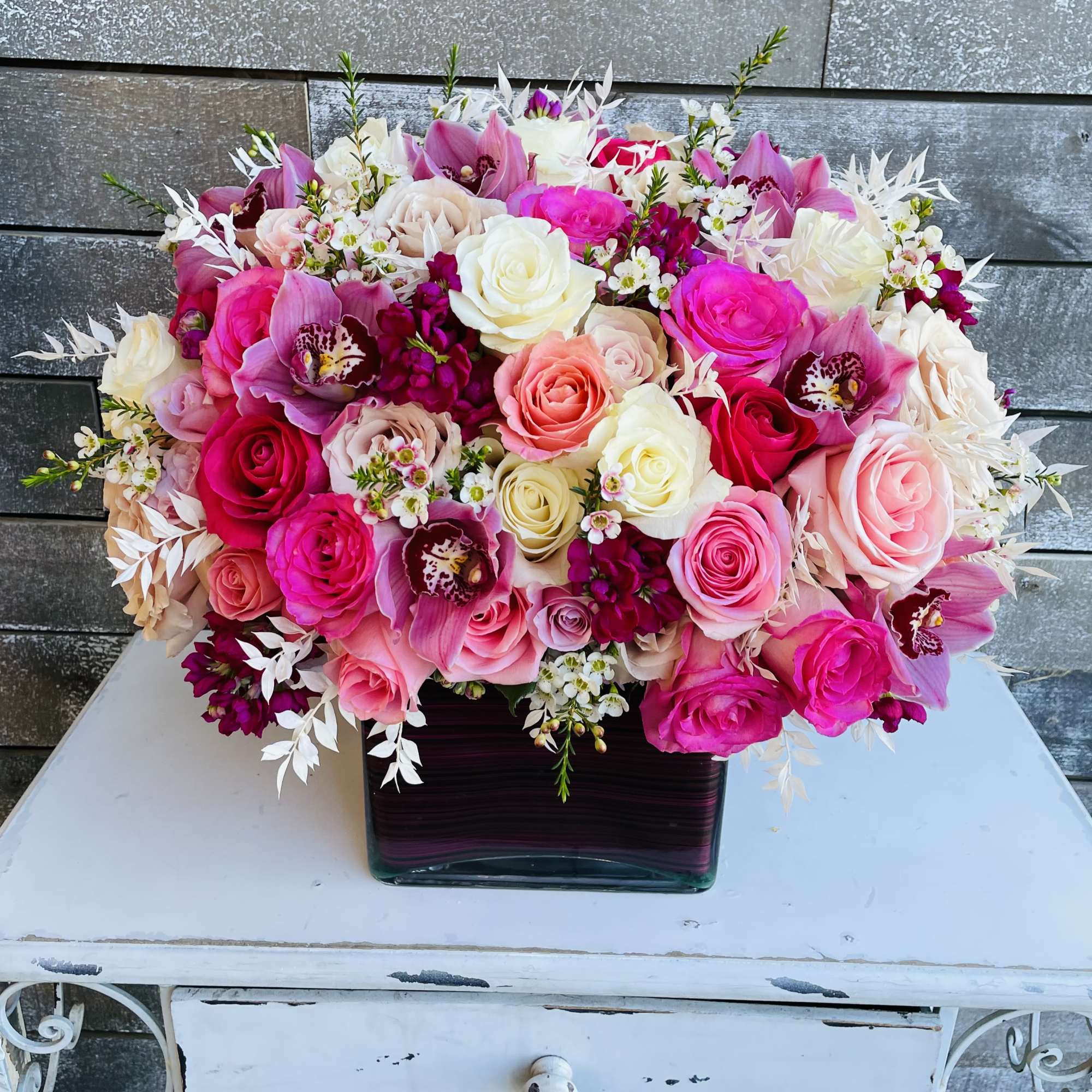 Pink and white rose bouquet in a square glass vase, photo 3 of 6