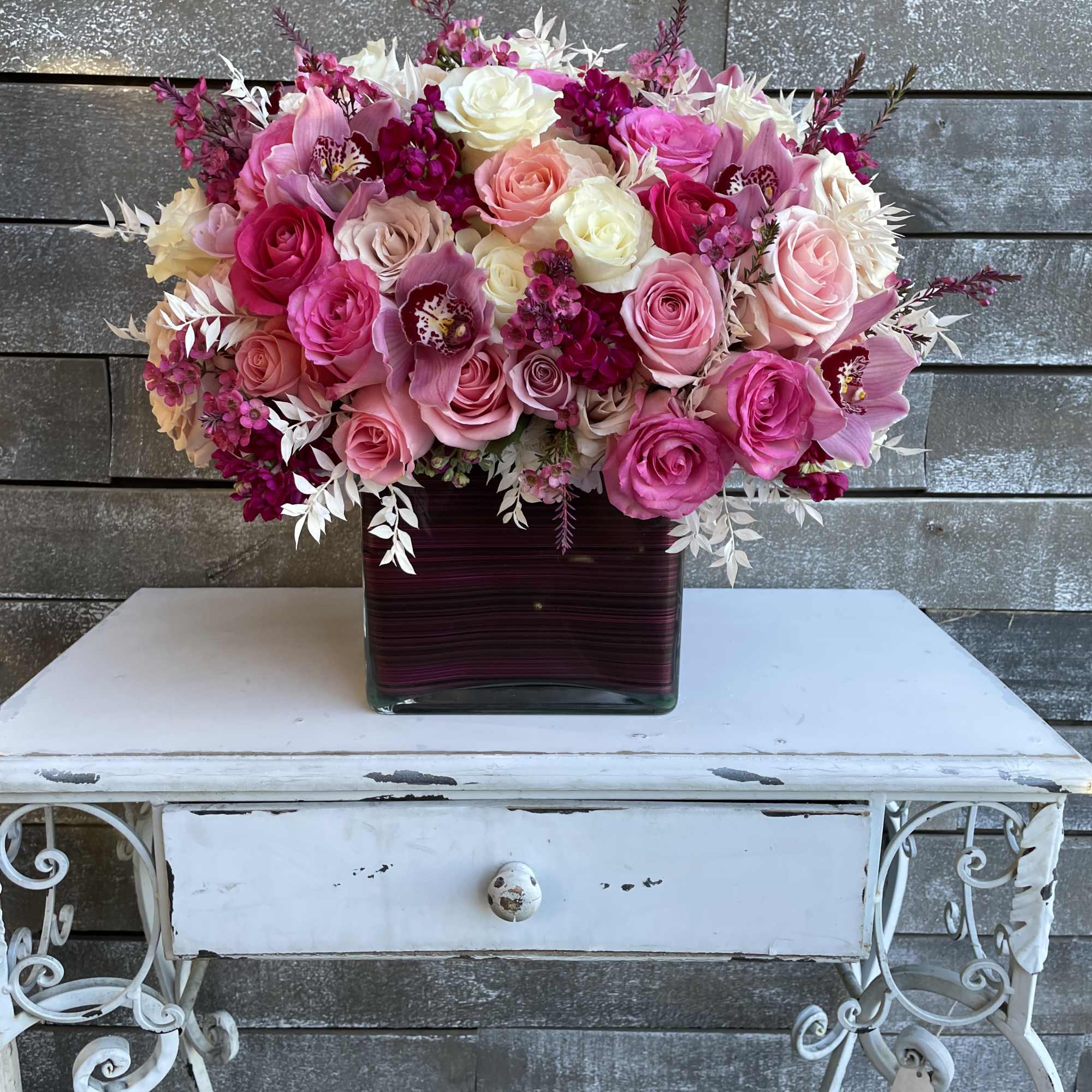 Pink and white rose bouquet in a square glass vase, photo 5 of 6