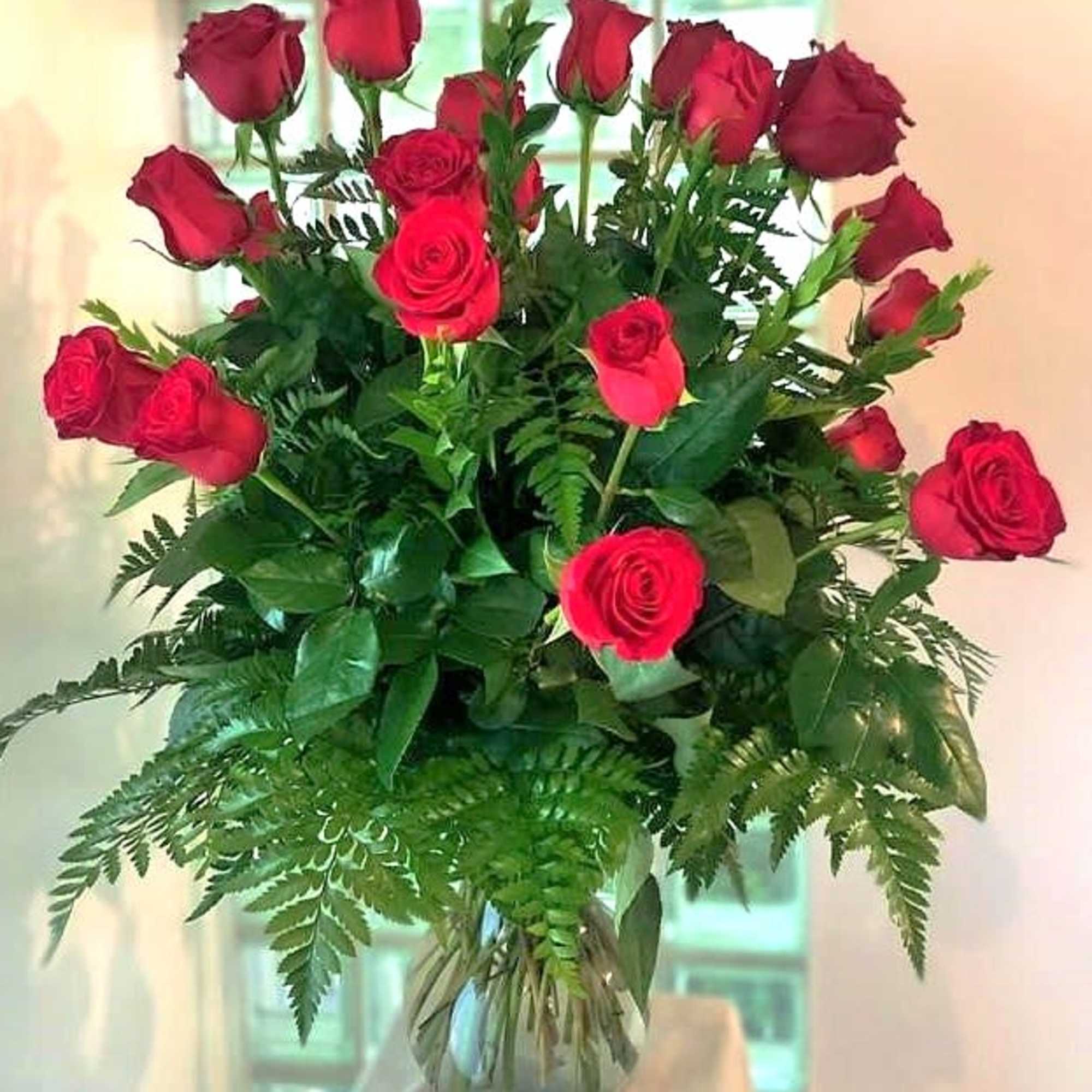 A symbol of lasting love. Arranged in a classic glass vase, this