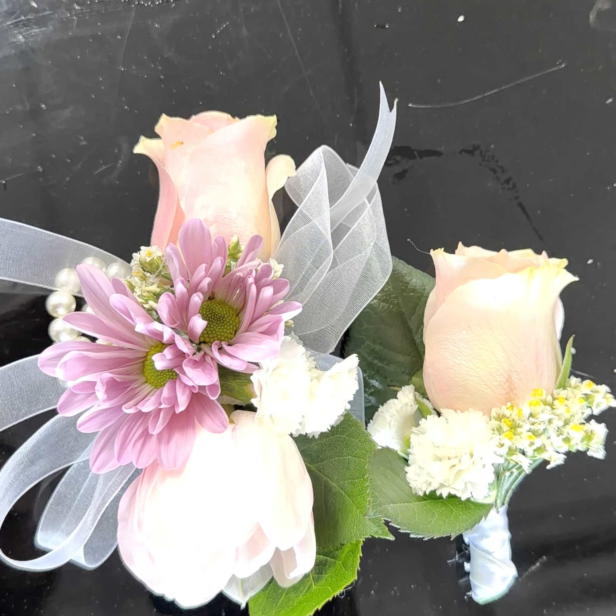 Pale pink and peach roses paired with lavender-pink daisies make these wearable