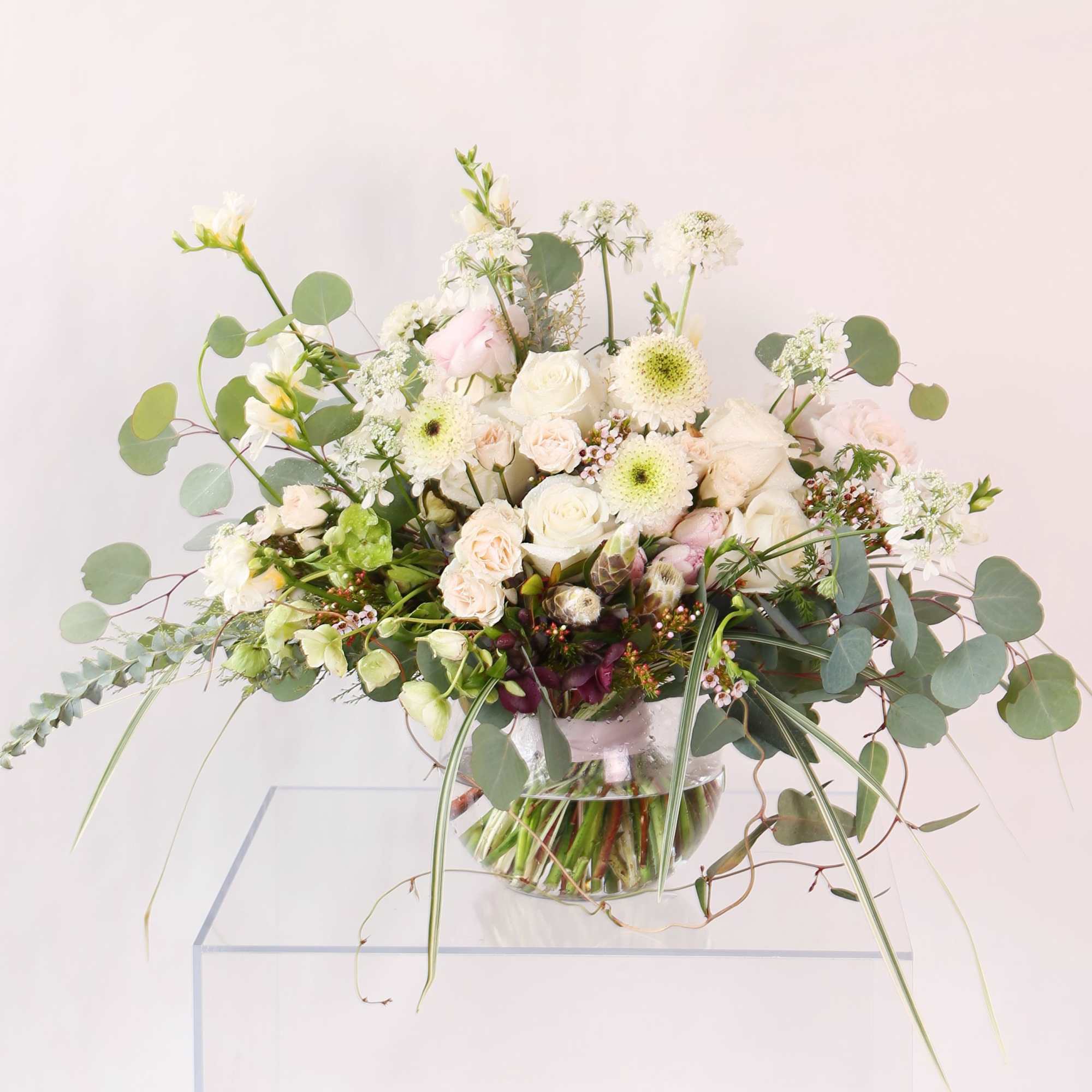 Ivory /blush combo create an elegance , clean luxe rose garden look.