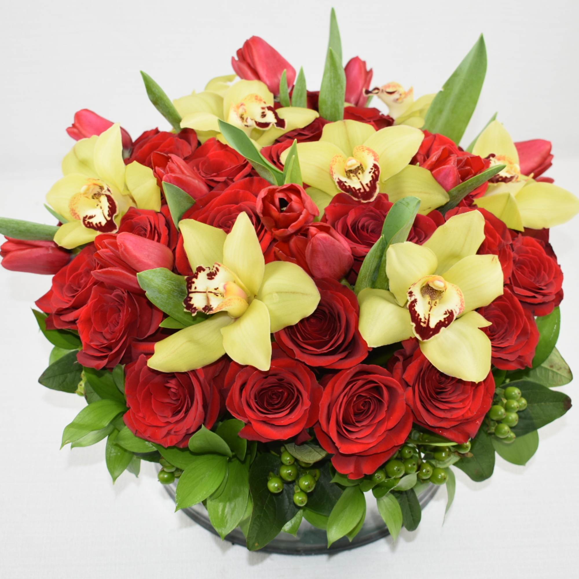Lovely floral arrangement in a round low vase 
with 3 dozen Ecuadorian, photo 3 of 3
