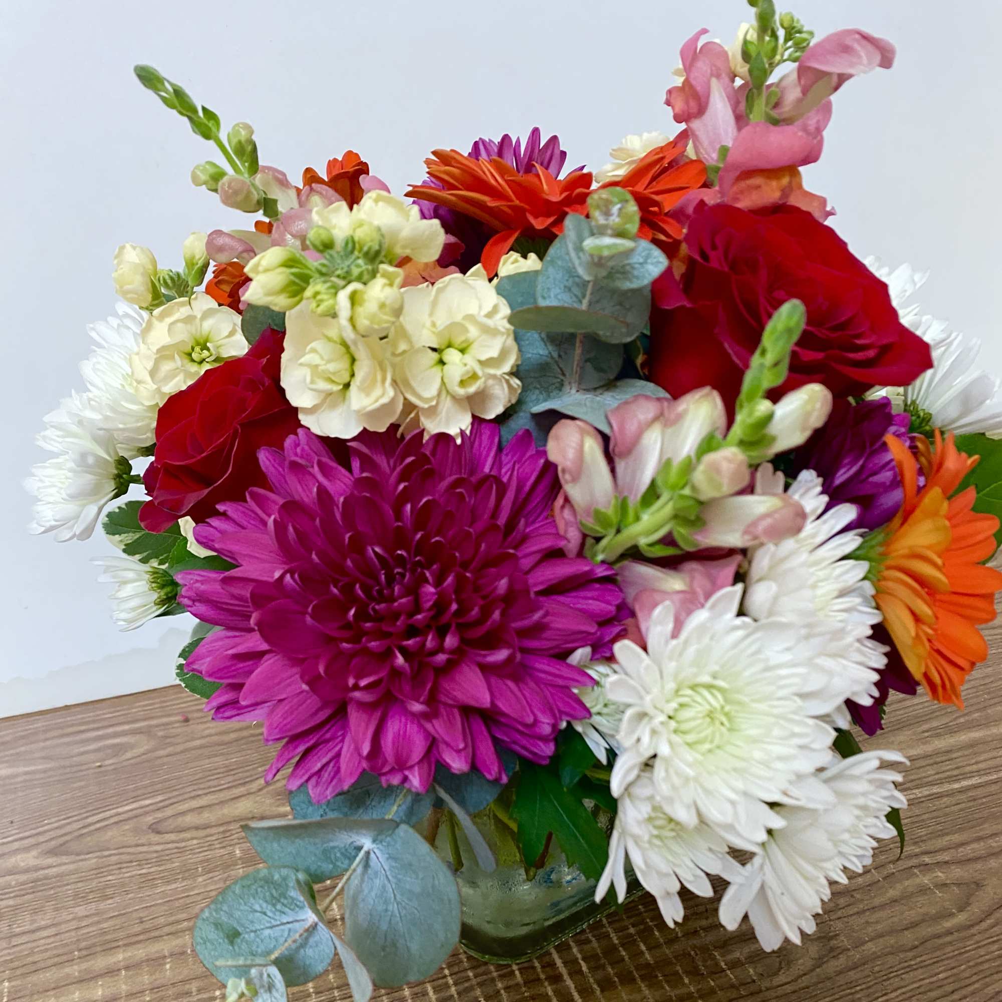 In s hlass vase combination of different colors of chrysanthemums, photo 2 of 3