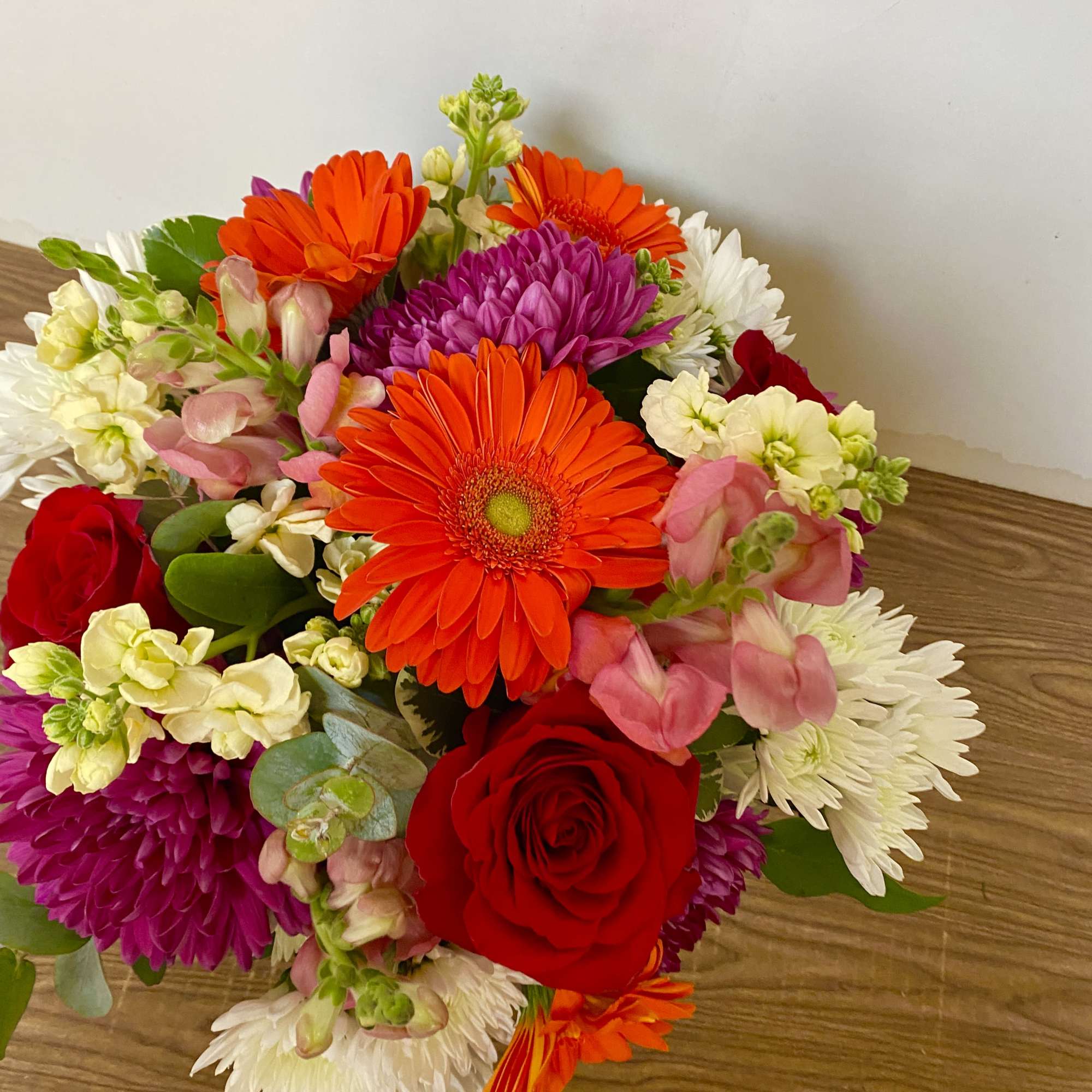 In s hlass vase combination of different colors of chrysanthemums, photo 3 of 3