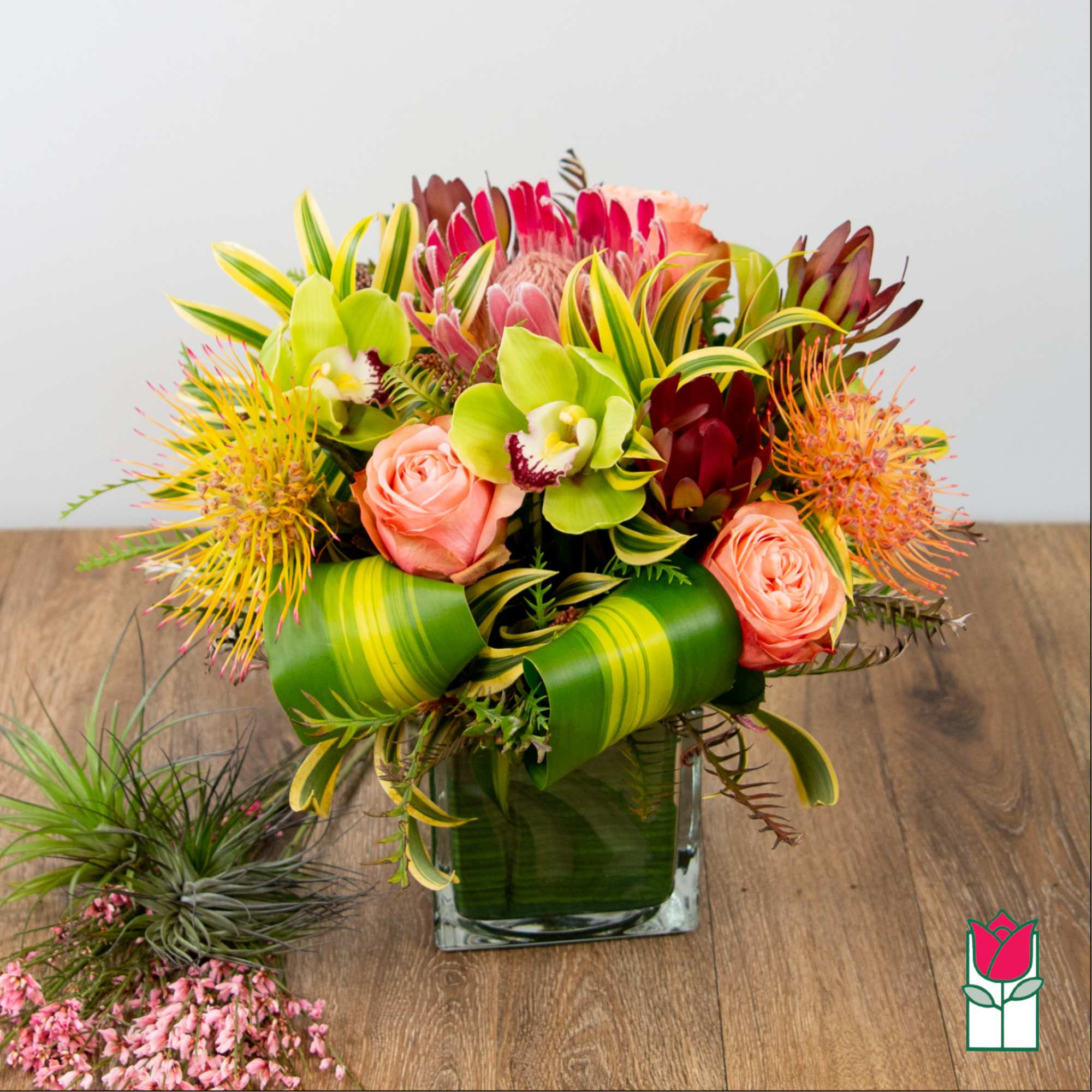 Tropical bouquet with pink roses and green orchids in a glass vase, photo 2 of 4