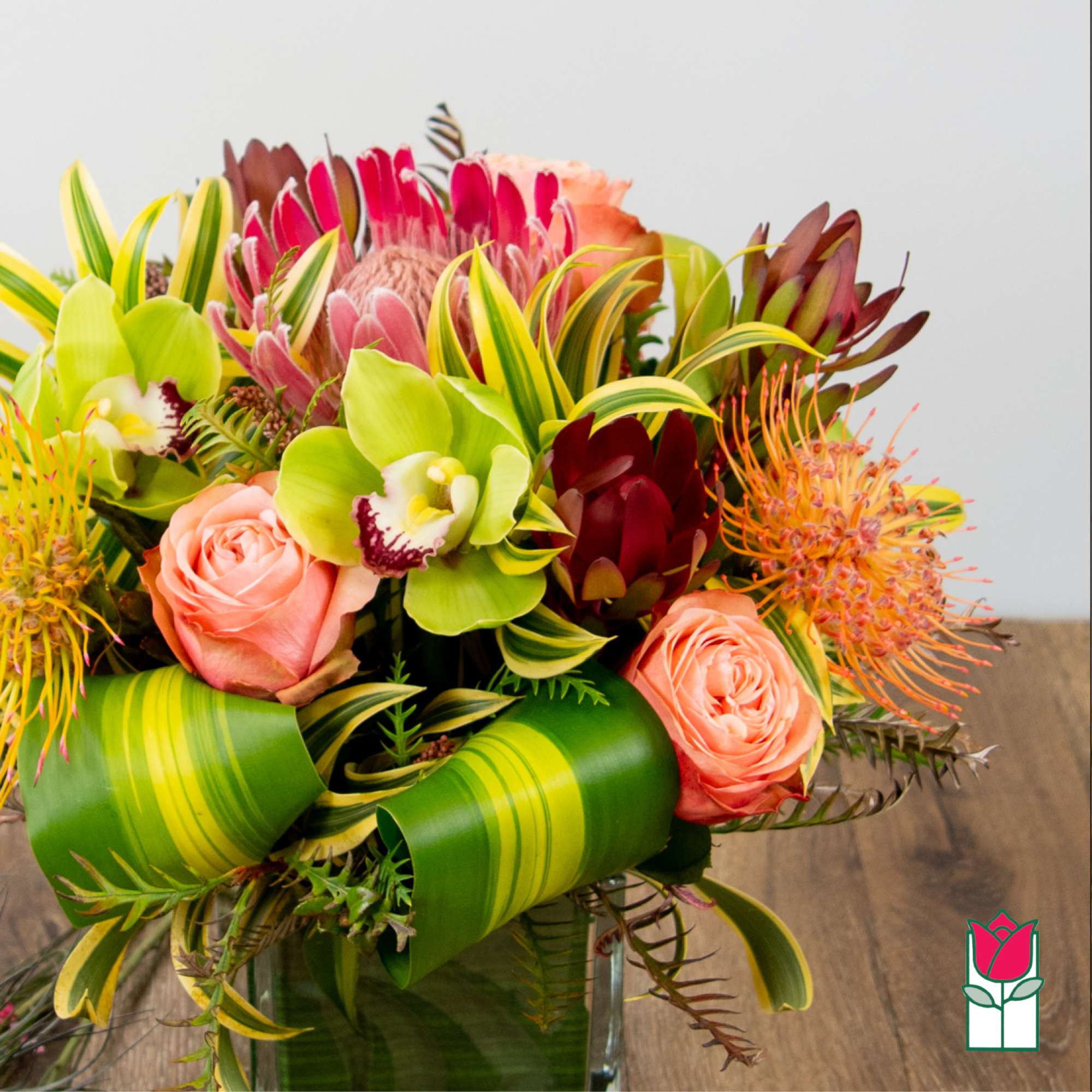 Tropical bouquet with pink roses and green orchids in a glass vase, photo 3 of 4