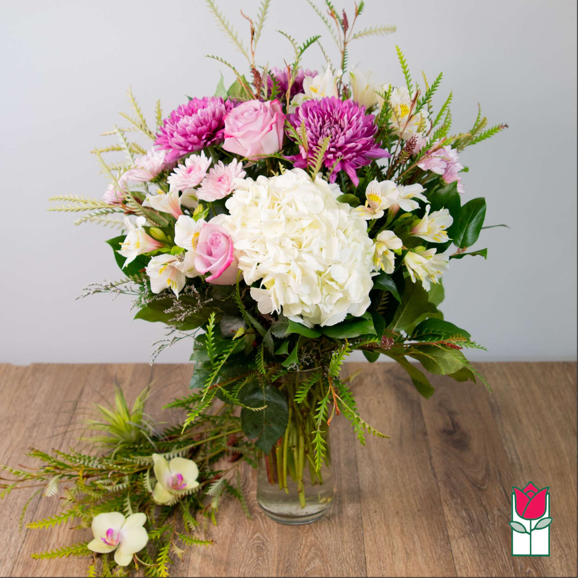 Bouquet of pink and white flowers in a glass vase