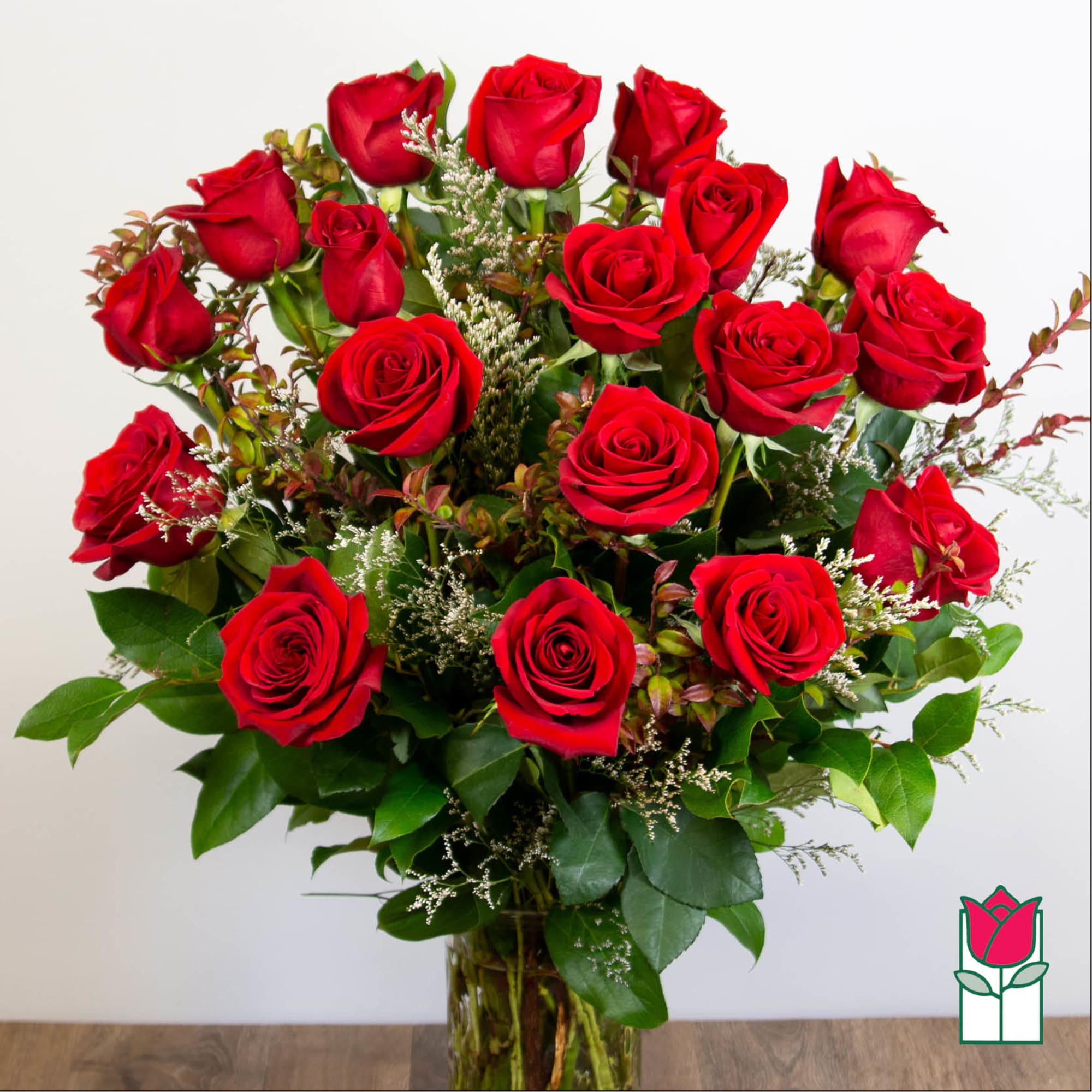 Bouquet of red roses in a clear glass vase, photo 2 of 5
