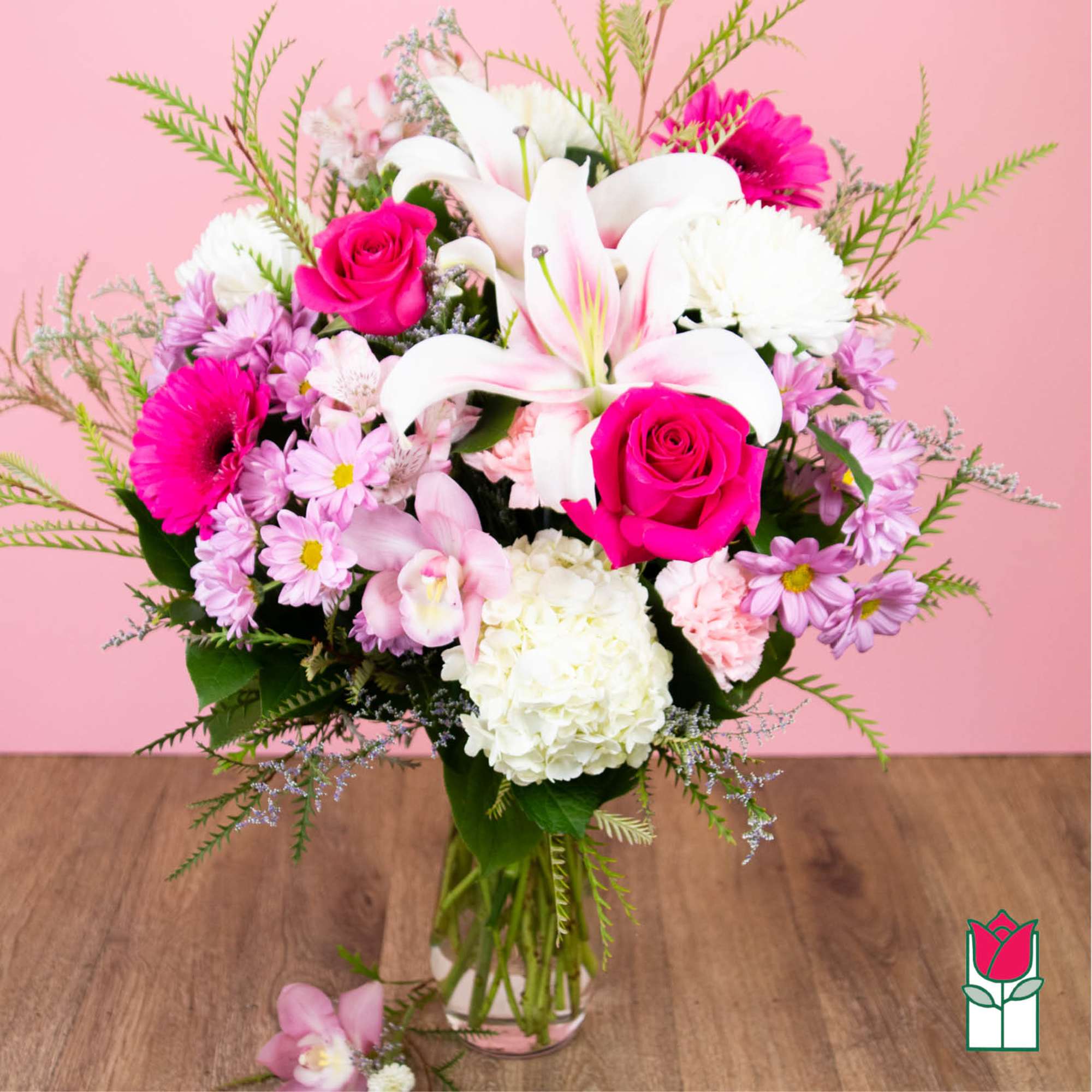 Pink and white mixed bouquet in a clear glass vase, photo 2 of 4